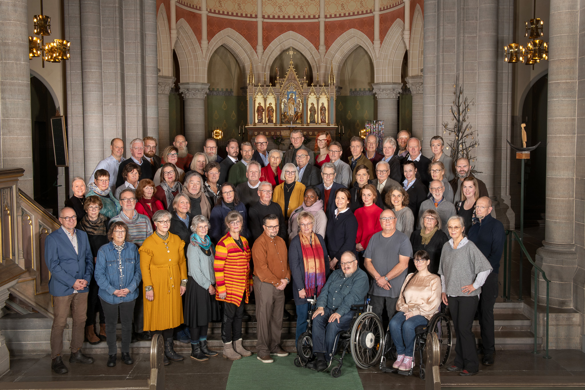 Personer i kyrka uppställda för fotografering.
