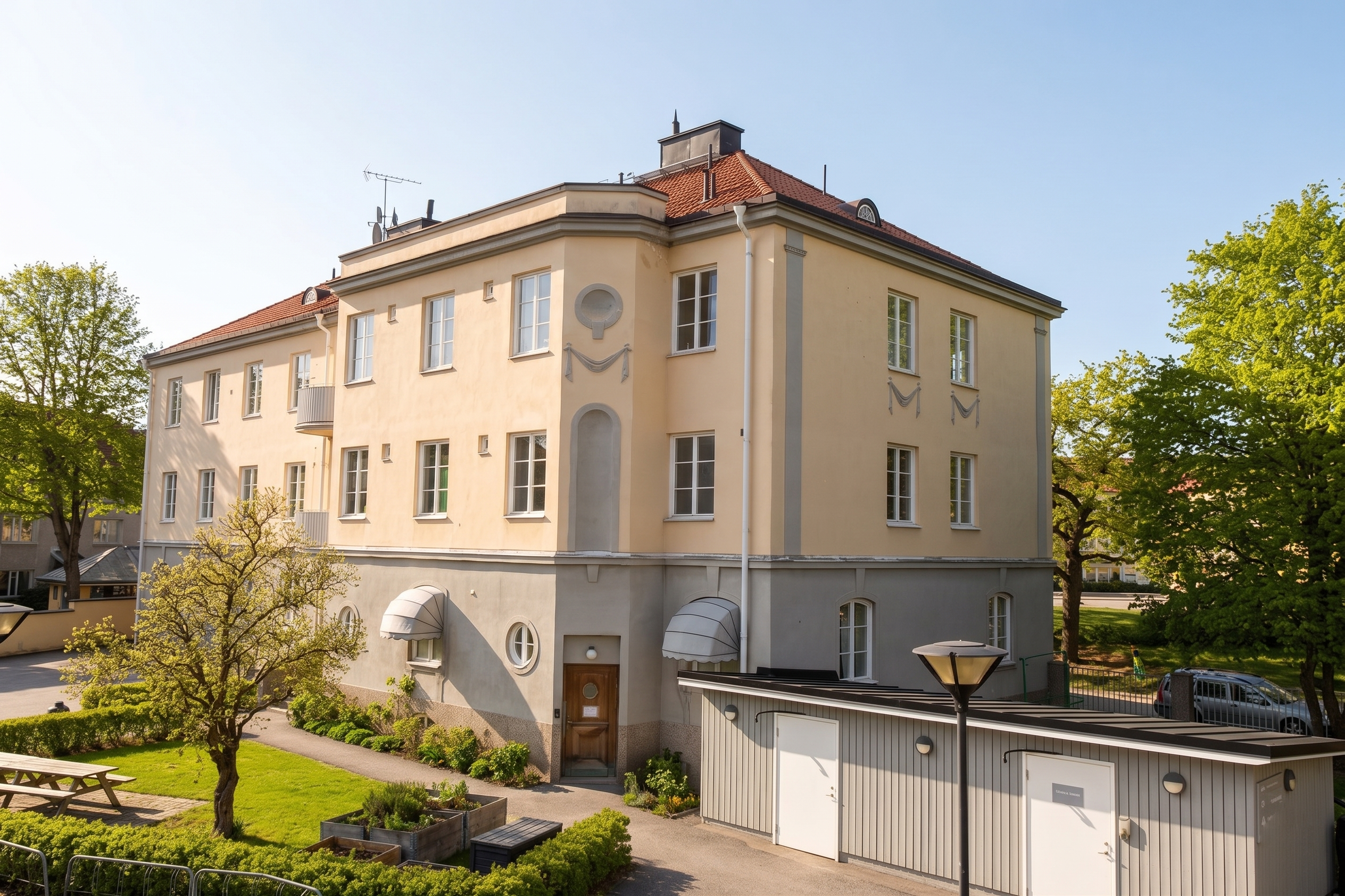 Exteriör av Olaus Petri prästgård. En fin innergård med pallkragar.