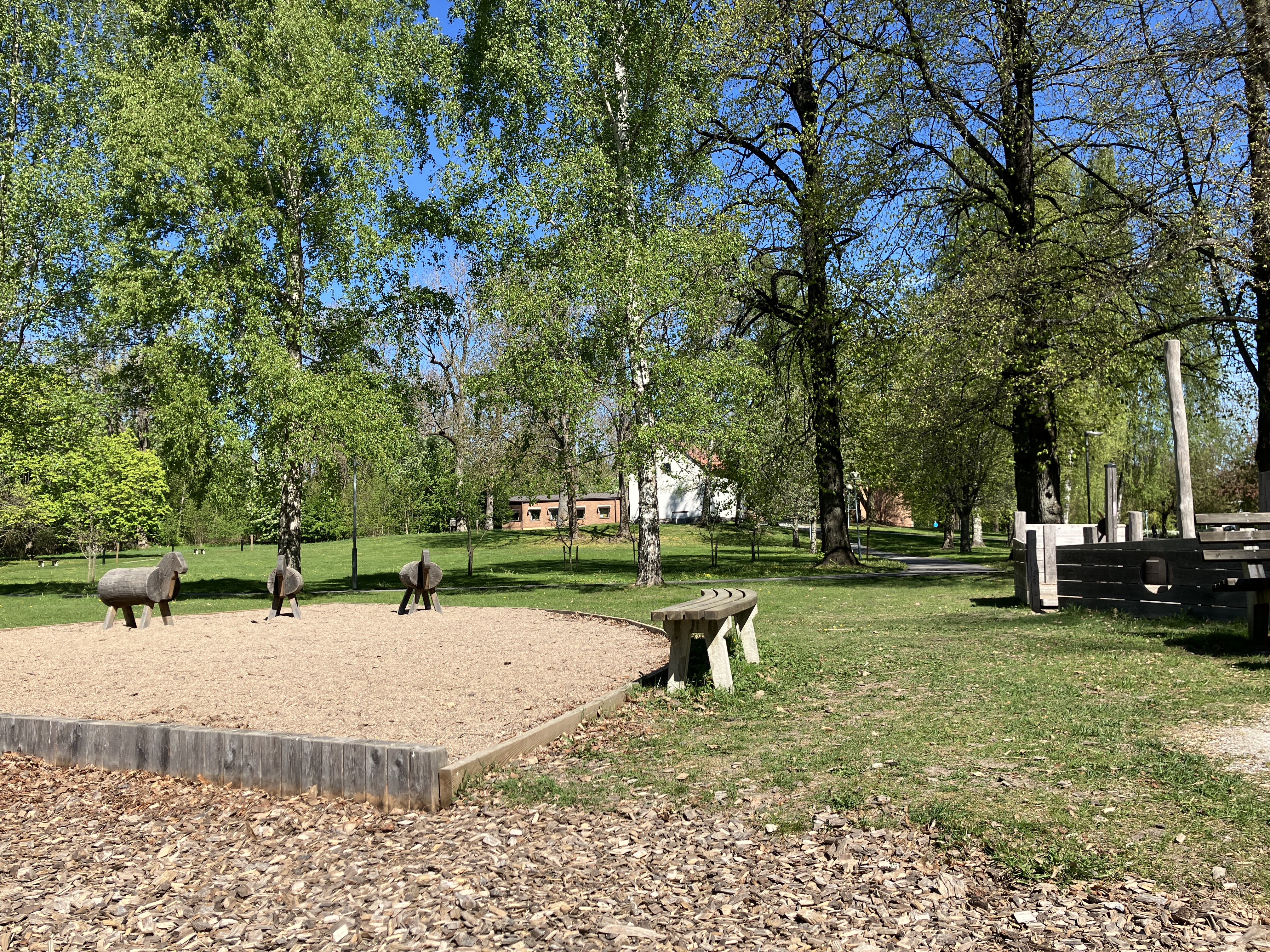 En lekplats vid kyrka