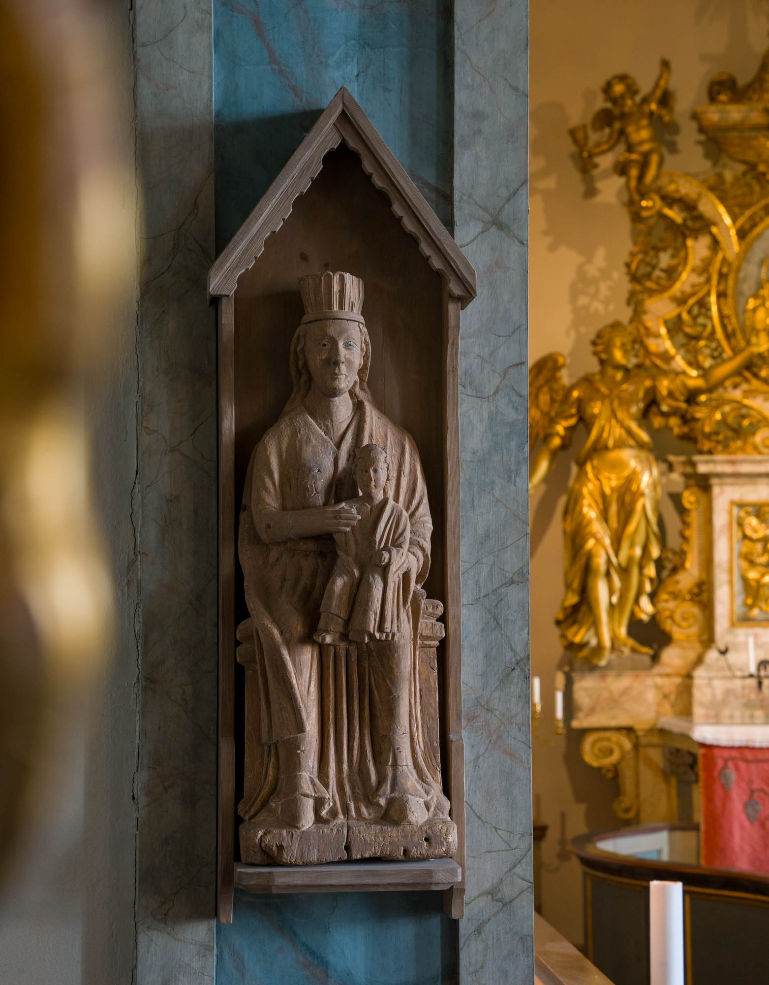 träskulptur av jungru Maria och Jesusbarnet