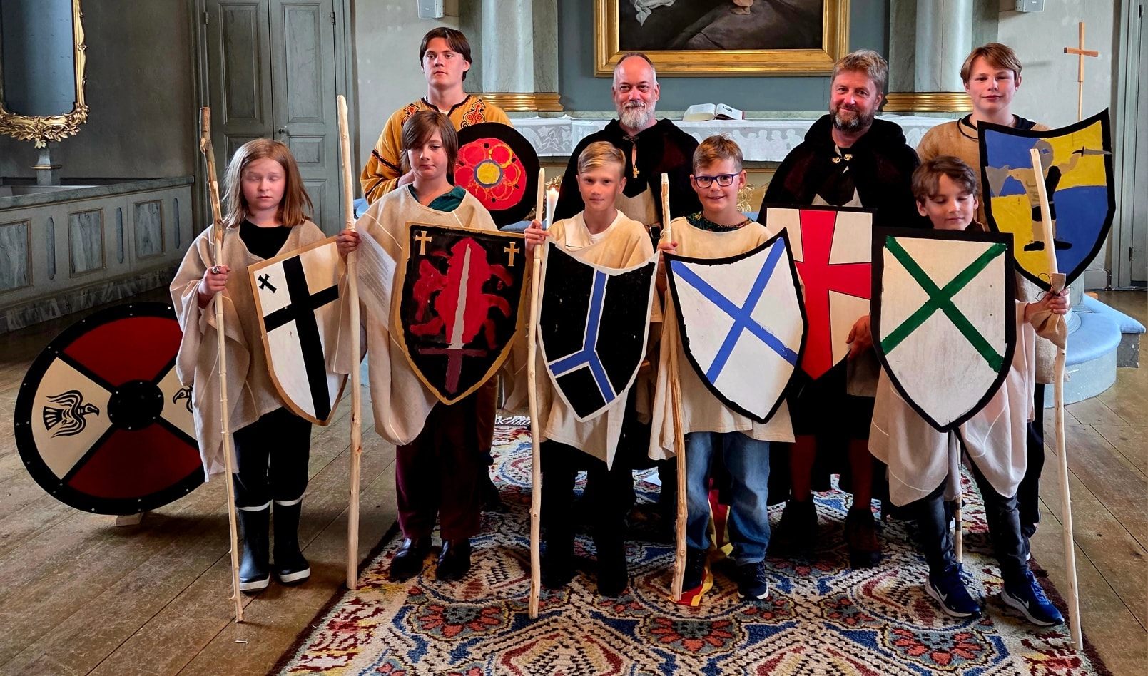 Riddarskolans avslutning i Sunne kyrka där riddarna syns med egentillverkad sköld.