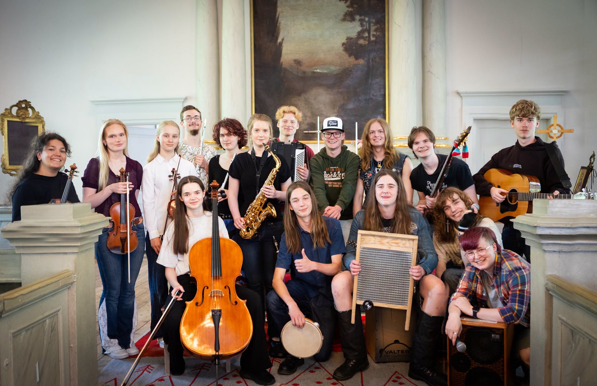 Ungdomar som spelar folkmusik