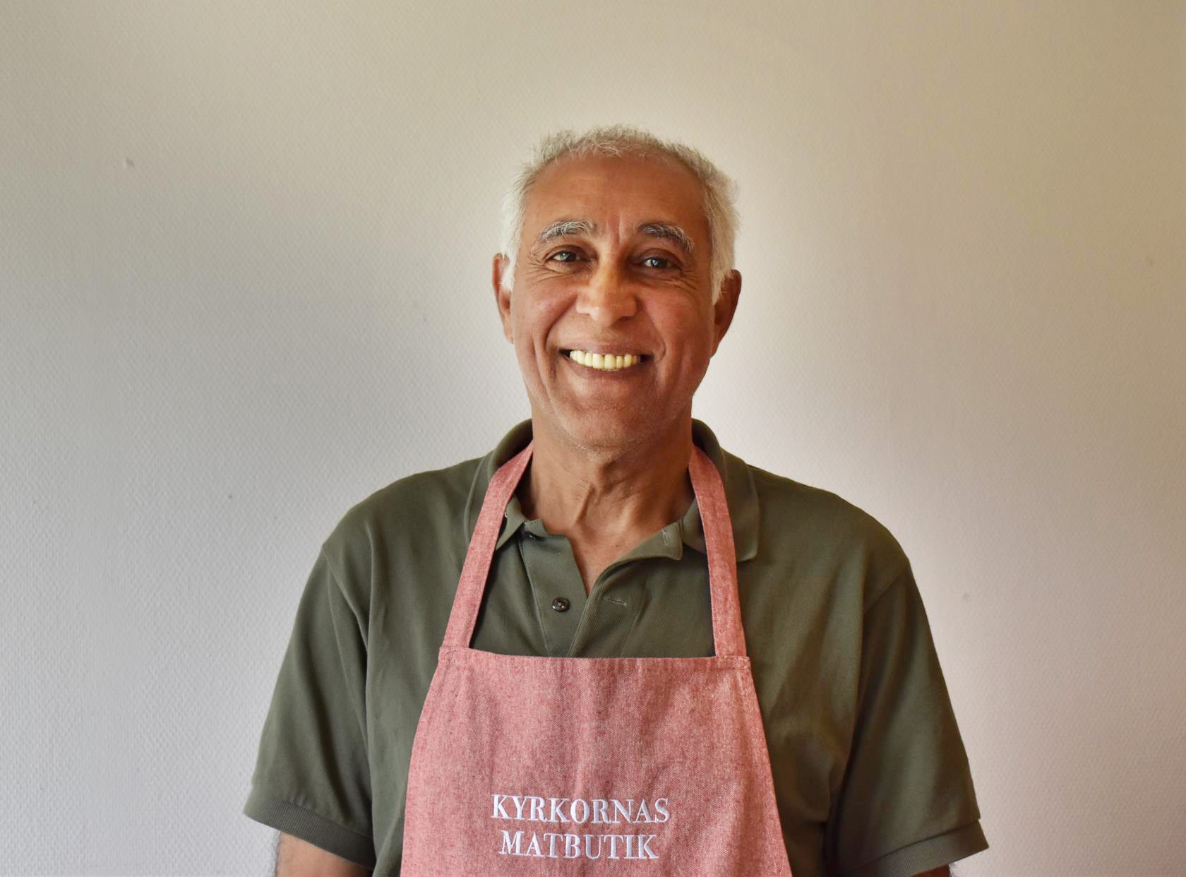 Man med rosa förkläde.