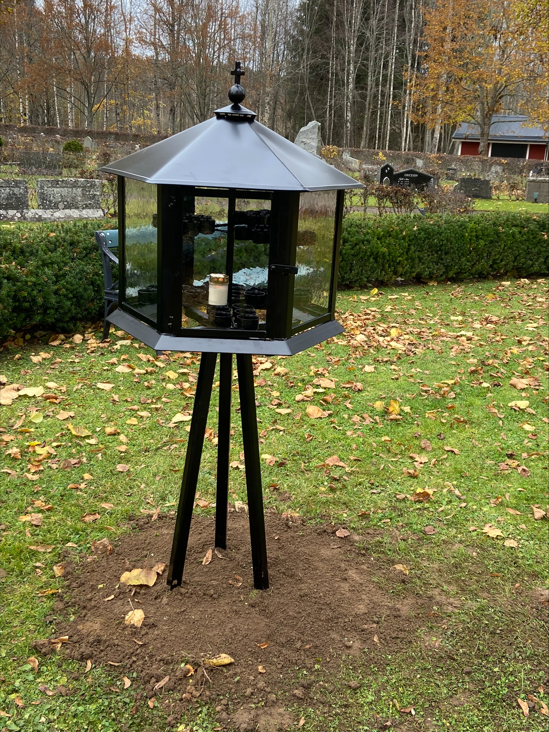 Nytt ljushus vid Nedre Ulleruds minneslund.