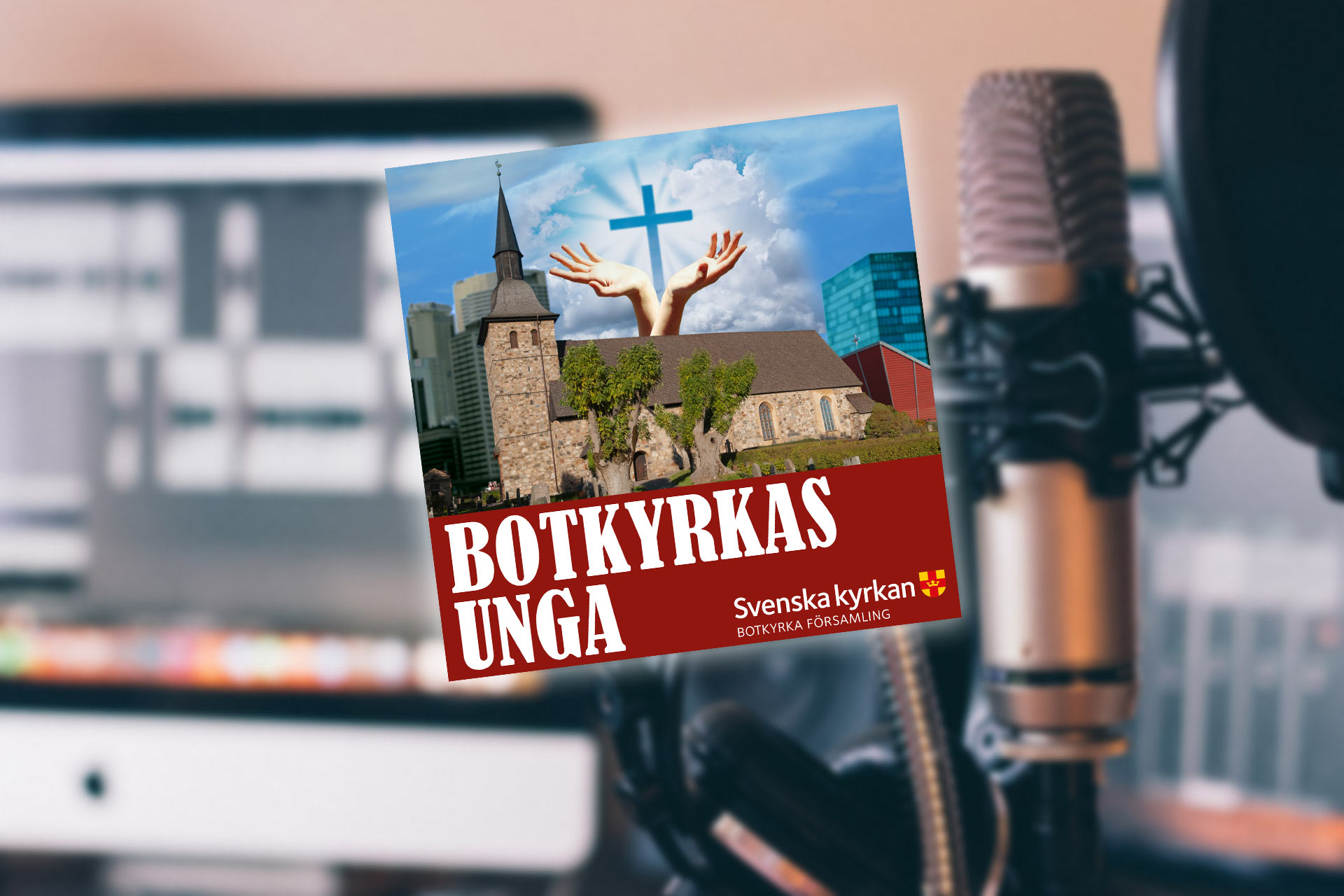 Loggan för podden Botkyrkas unga mot en suddig bakgrund, där en mikrofon och datorskärm syns.