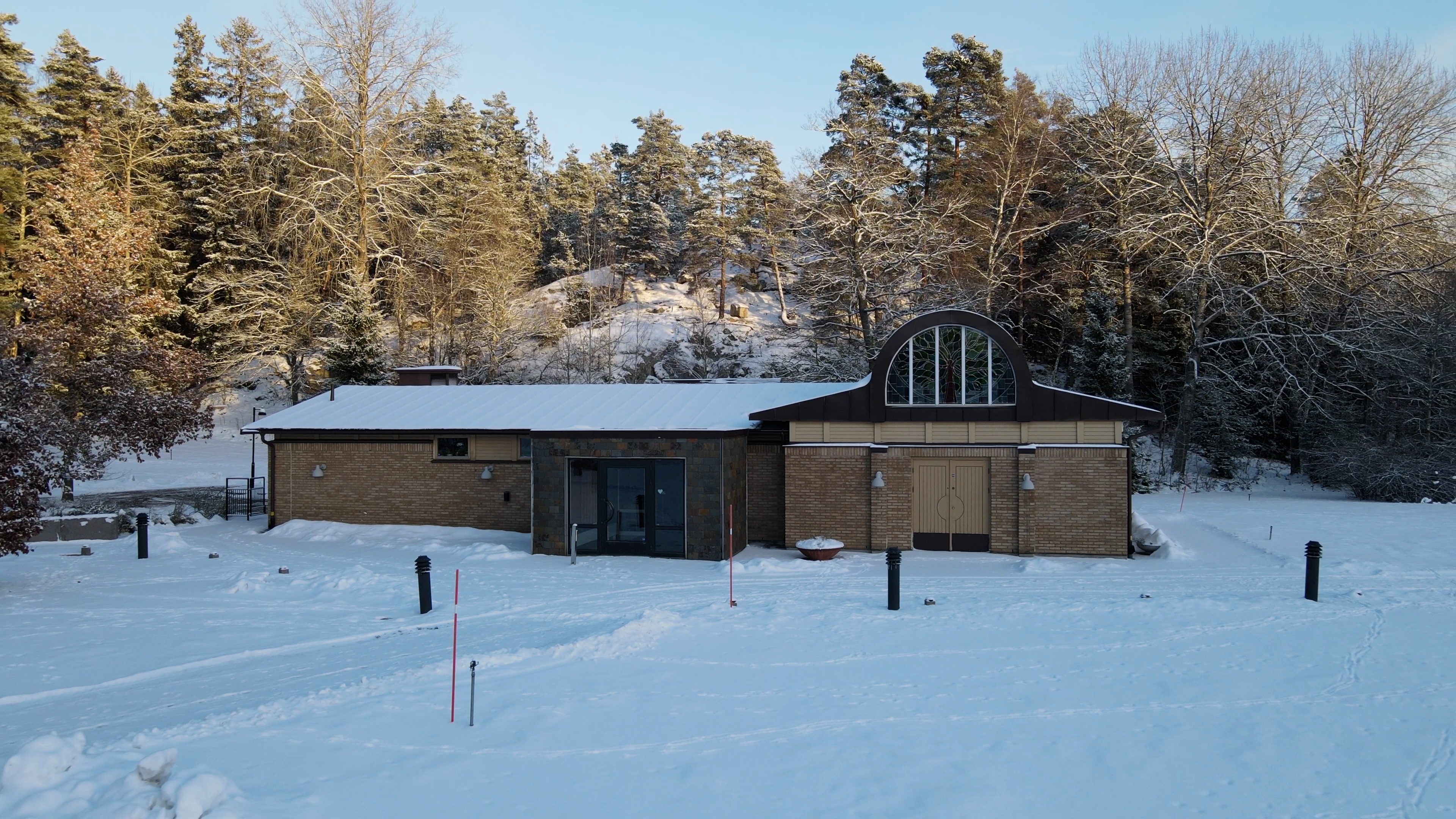 Lilla Dalens kapell utifrån i vintermiljö