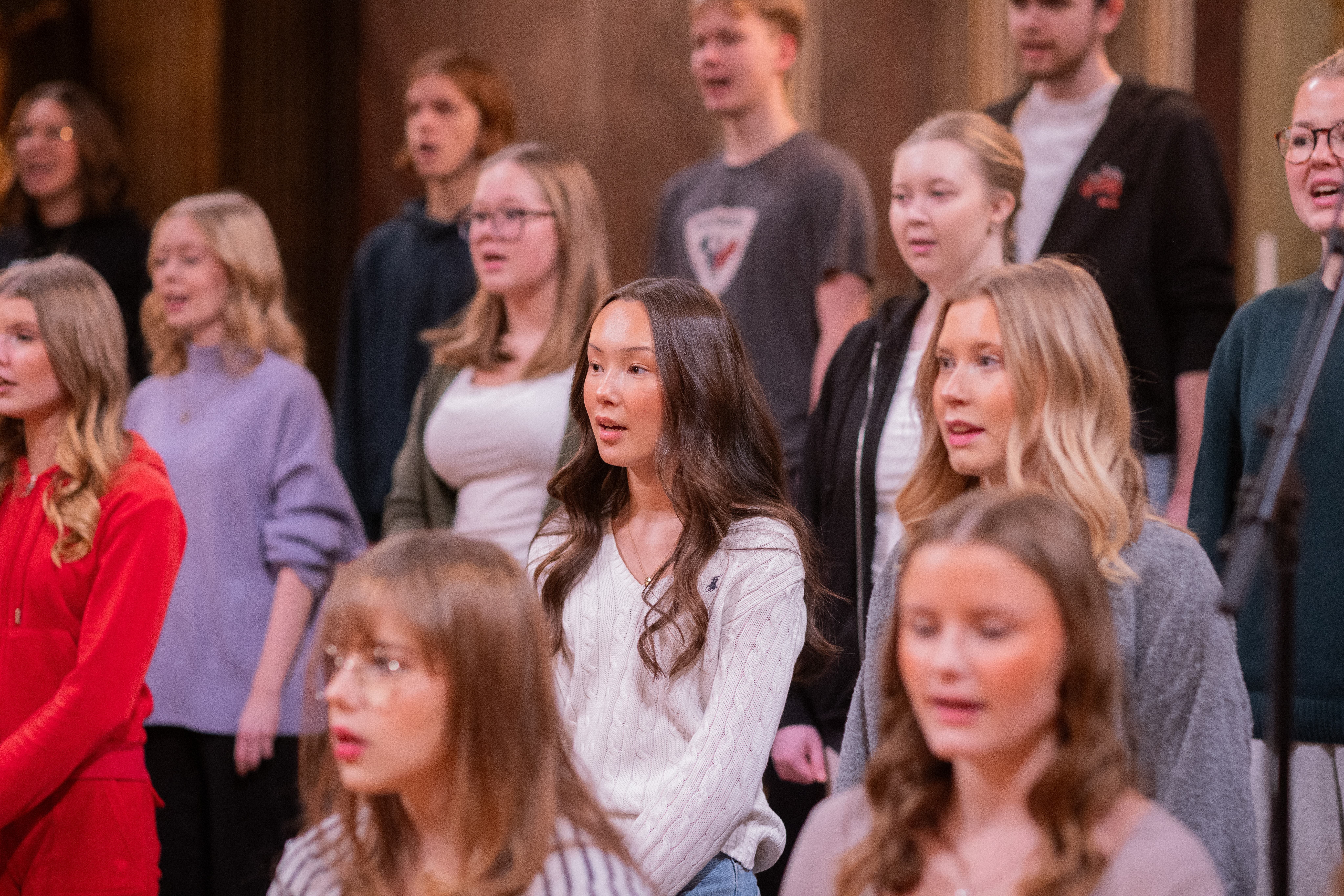Ungdomar som sjunger i kör