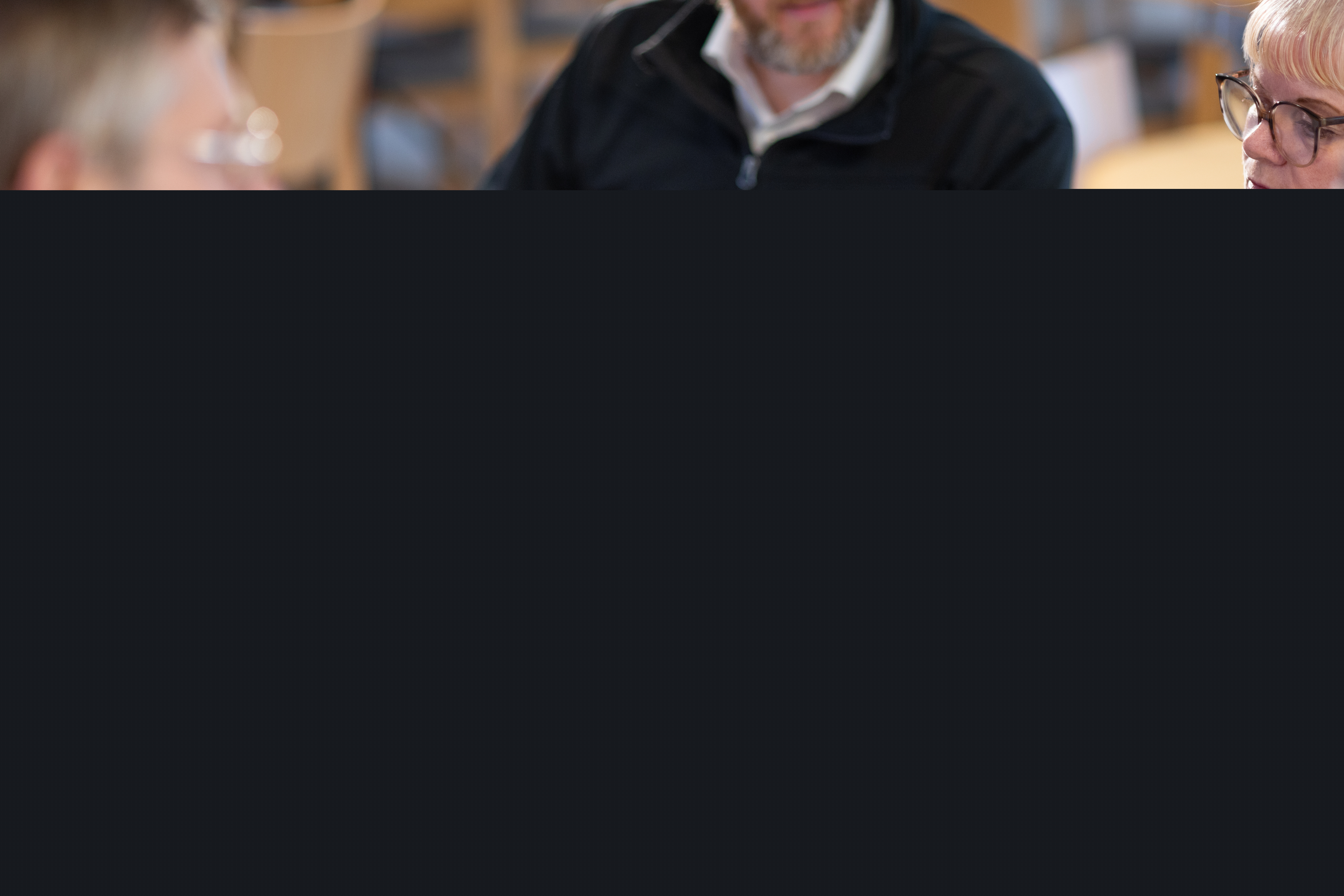Bild på administrativt arbete vid dator