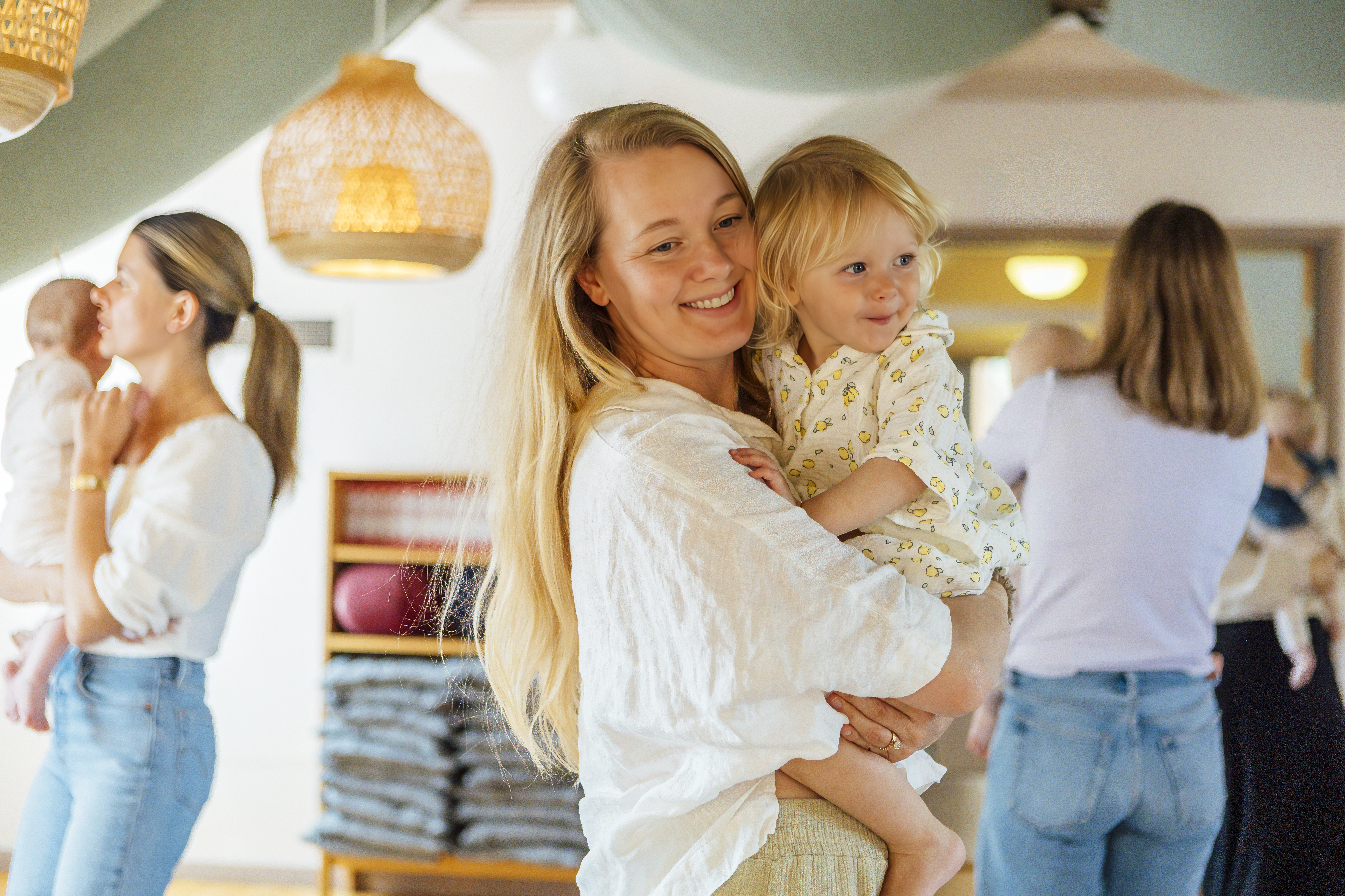 Mamma som håller sitt barn i famnen och dansar