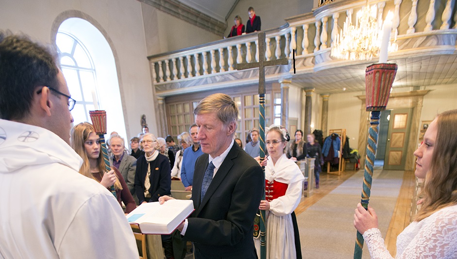 Evangeliet om hur Jesus gör entré läses mitt i församlingen. 