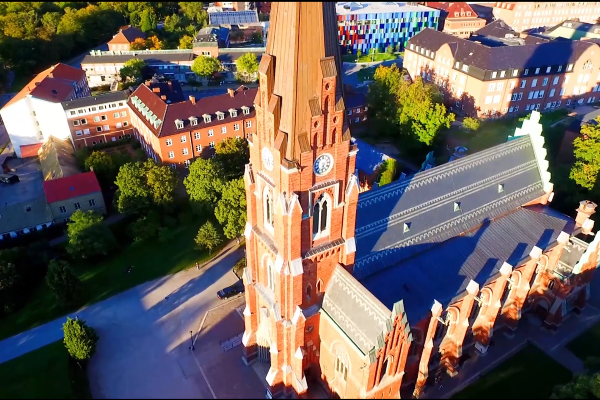 Bild tagen på Lunds Allhelgonakyrka med en flygande drönare