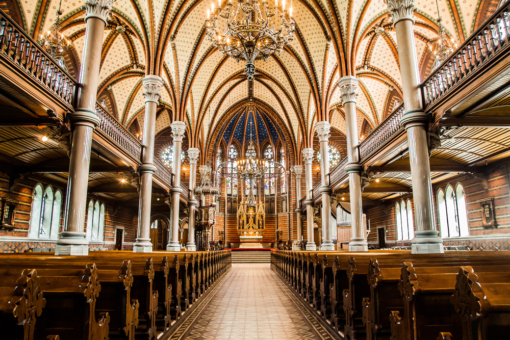 Mittgången fram till koret och altaret i Lunds Allhelgonakyrka.