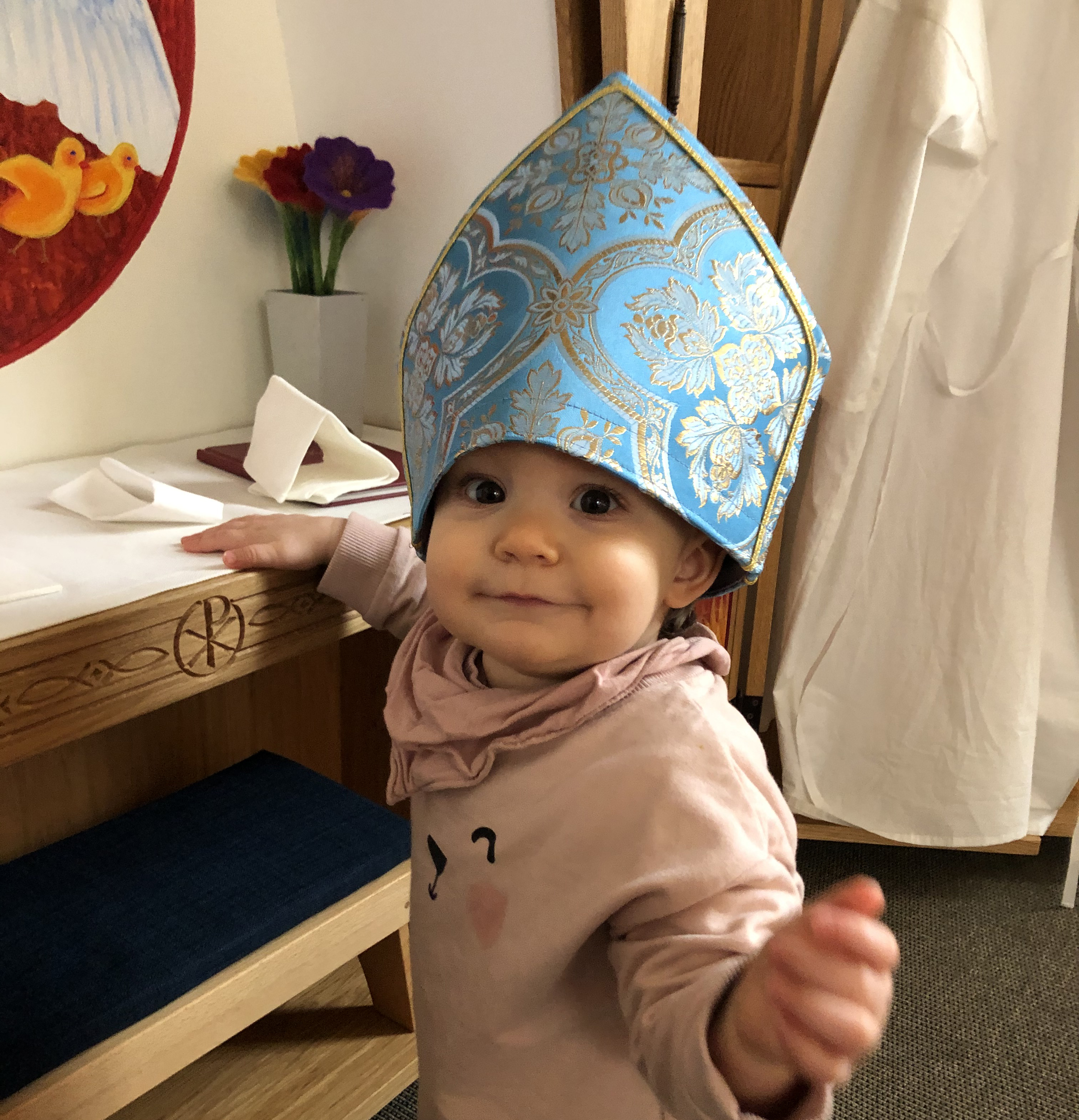 Flicka med mitra (biskopens huvudbonad)