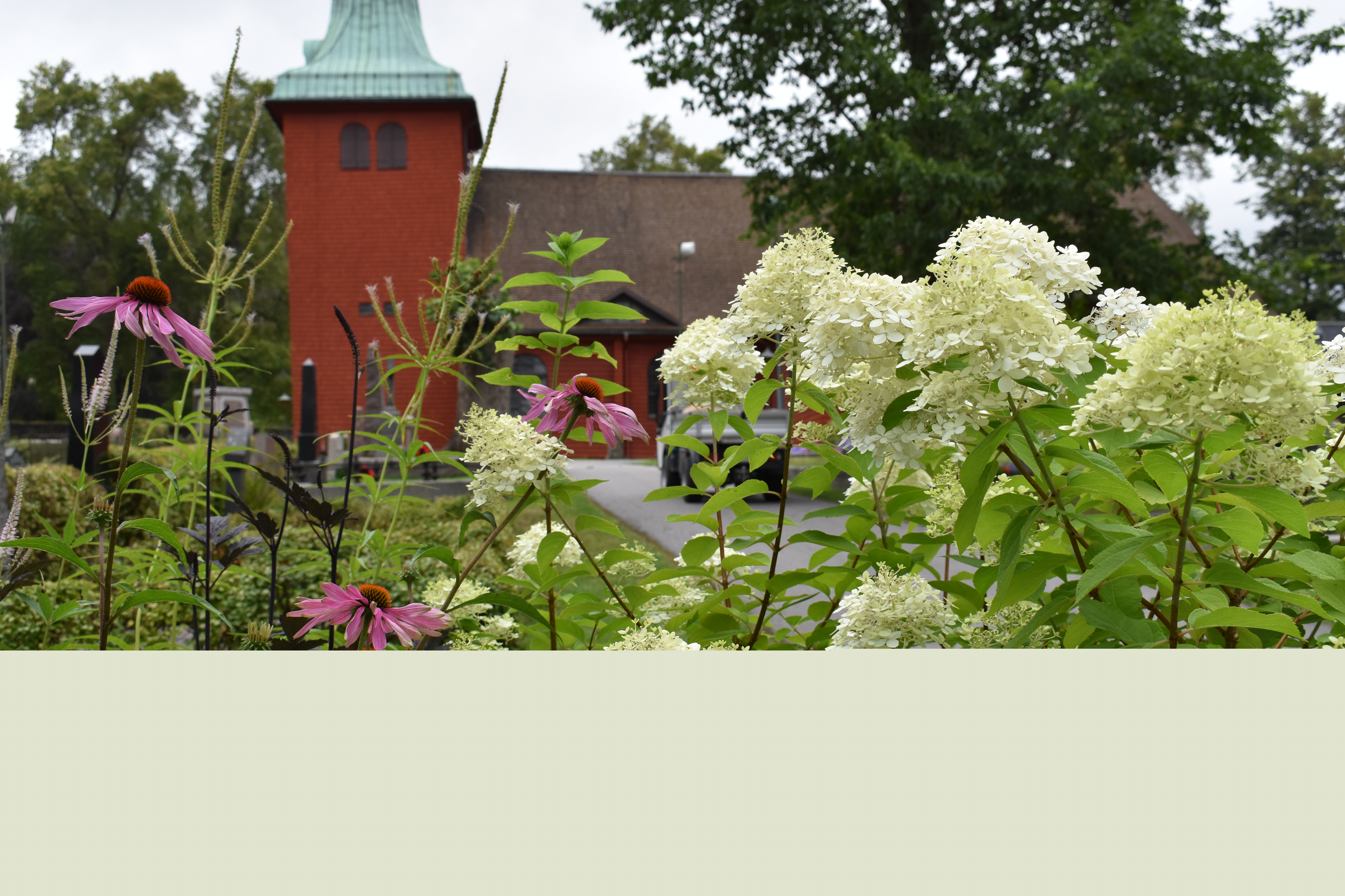 Blommor framför Karlskoga kyrka en sensommardag