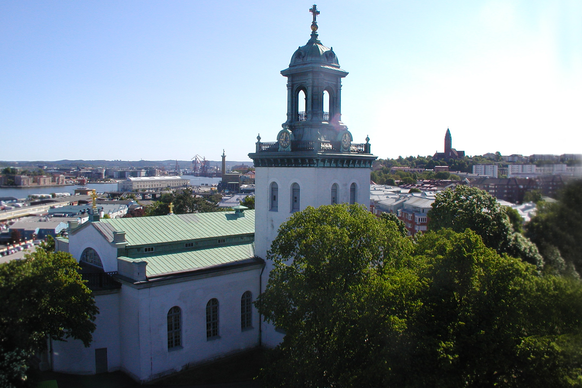 Flygfoto över Carl Johans kyrka.