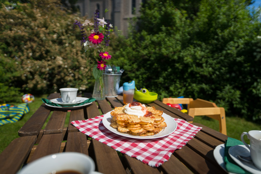 Ett stort fat med våfflor på ett bord ute i gröngräset