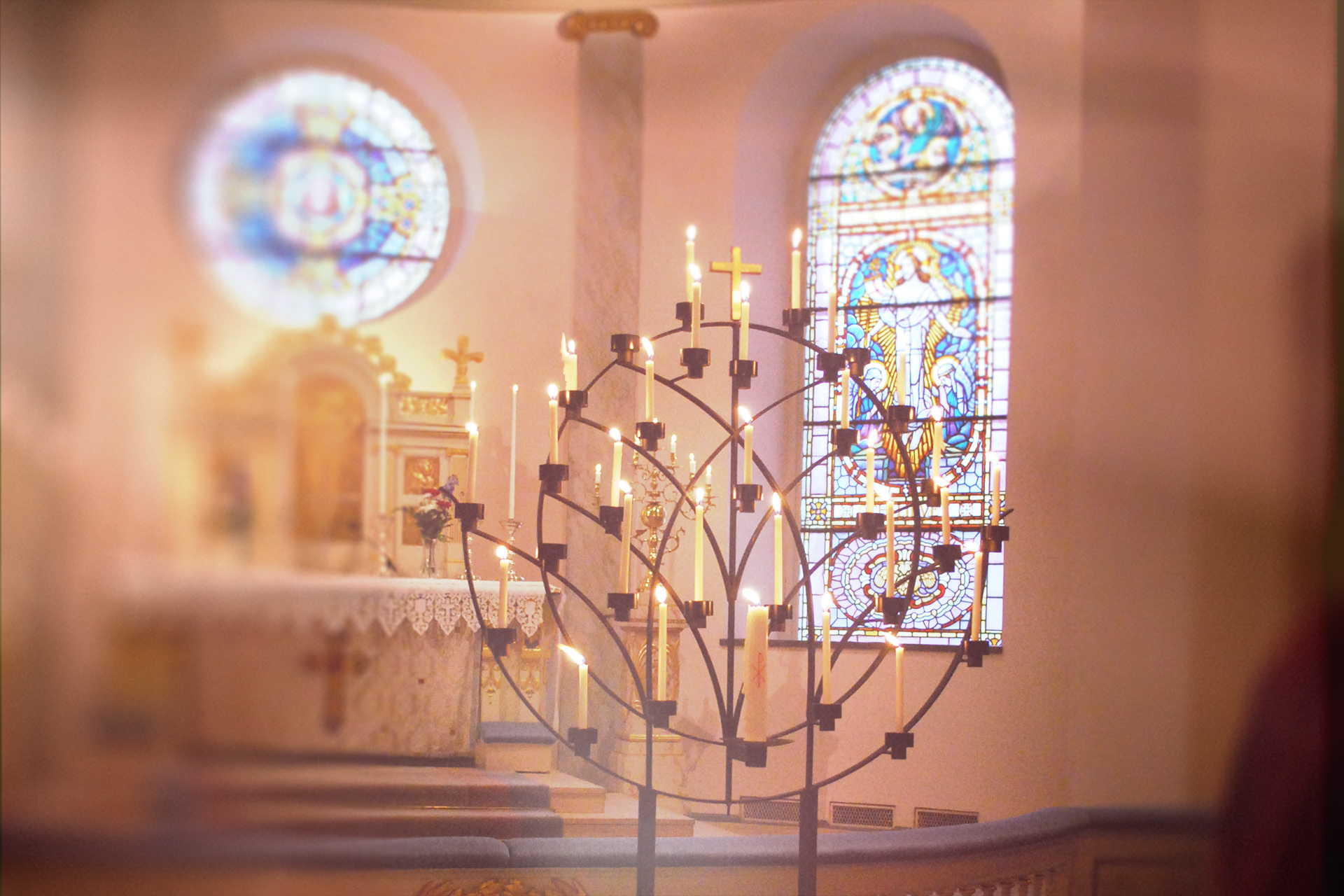 Ljusbäraren i Carl Johans kyrka, fullsatt med tända ljus.