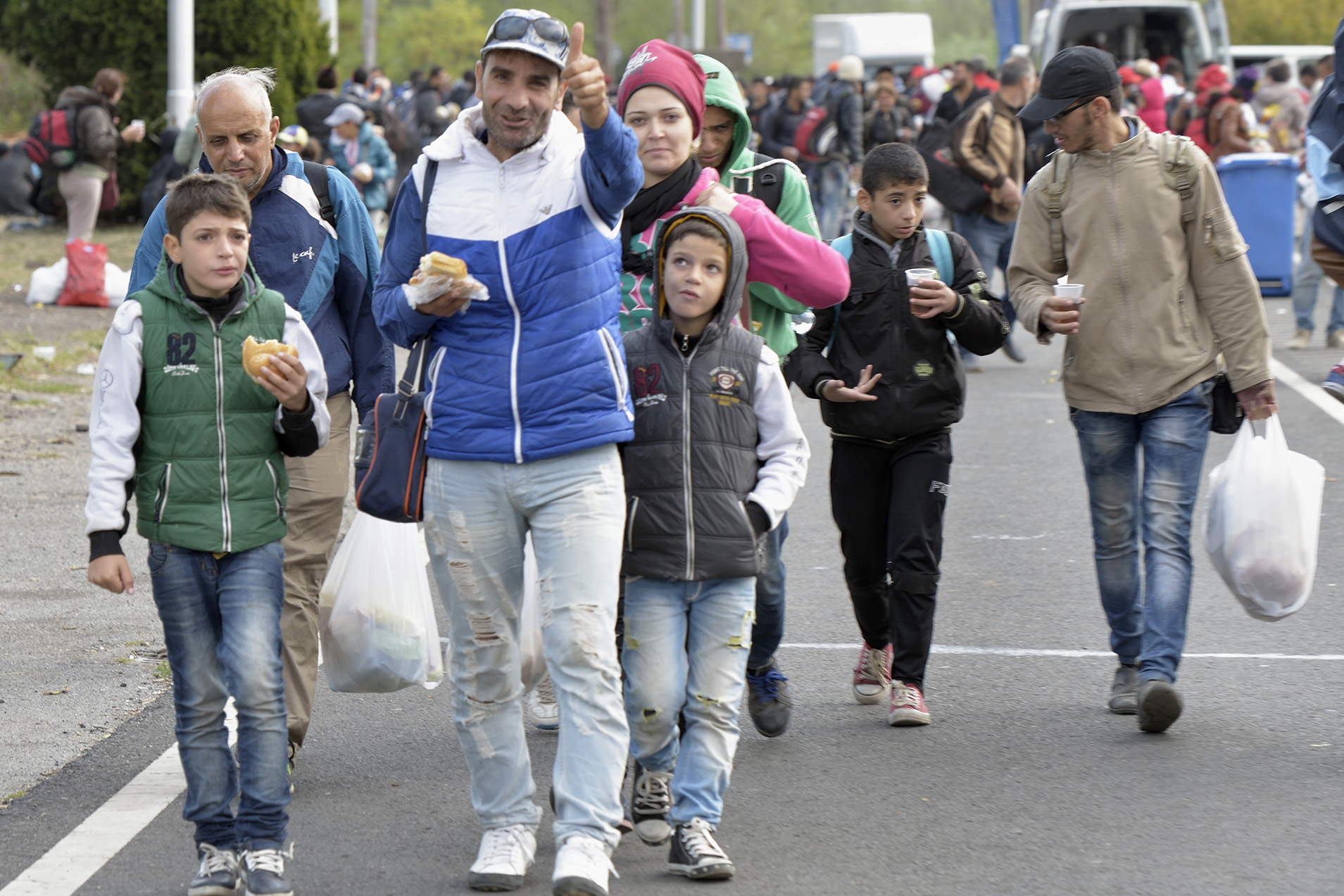 Flyktingar går på väg