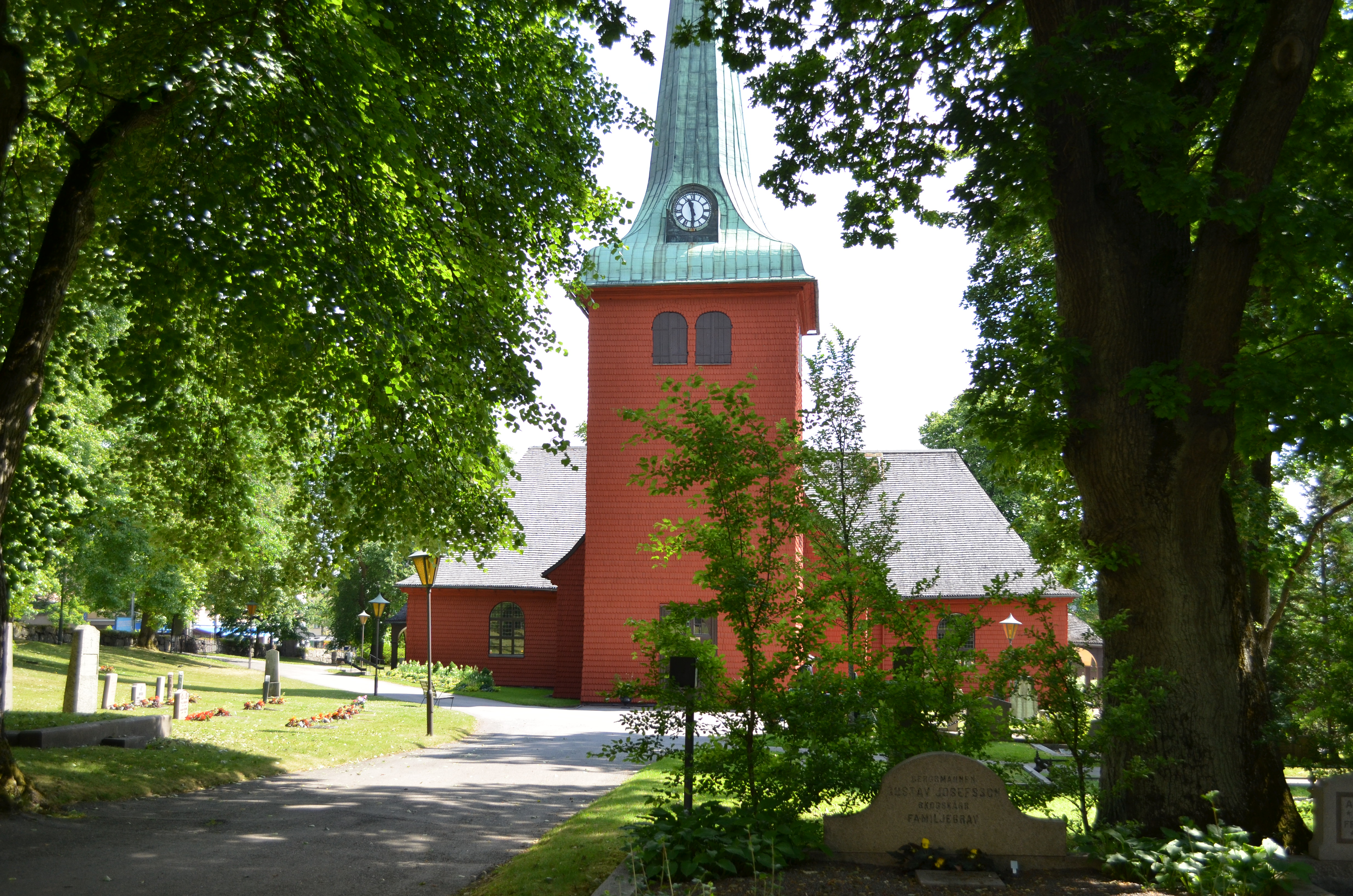 Utomhus vid Karlskoga kyrka en sommardag