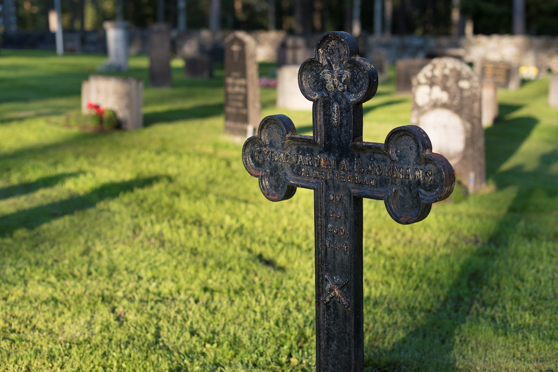 Ett järnkors på en kyrkogård.