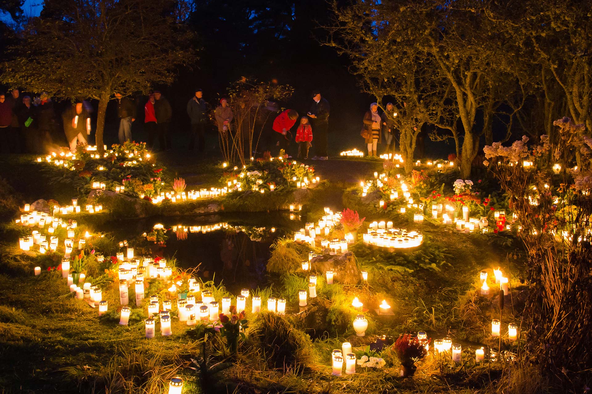 Alla helgons dag på Berthåga kyrkogårds minneslund
