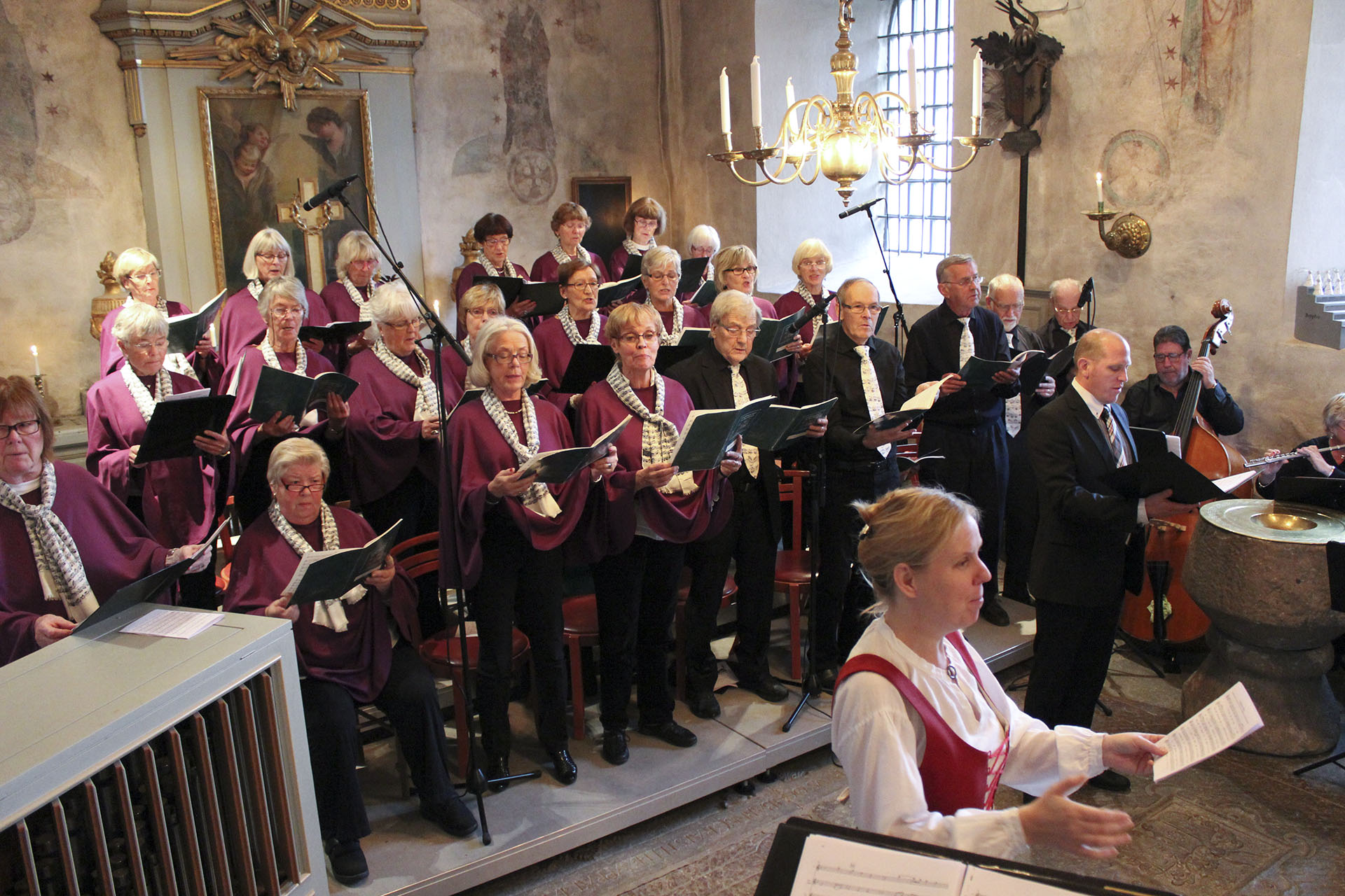 Seniorkören i koret i Fresta kyrka. 