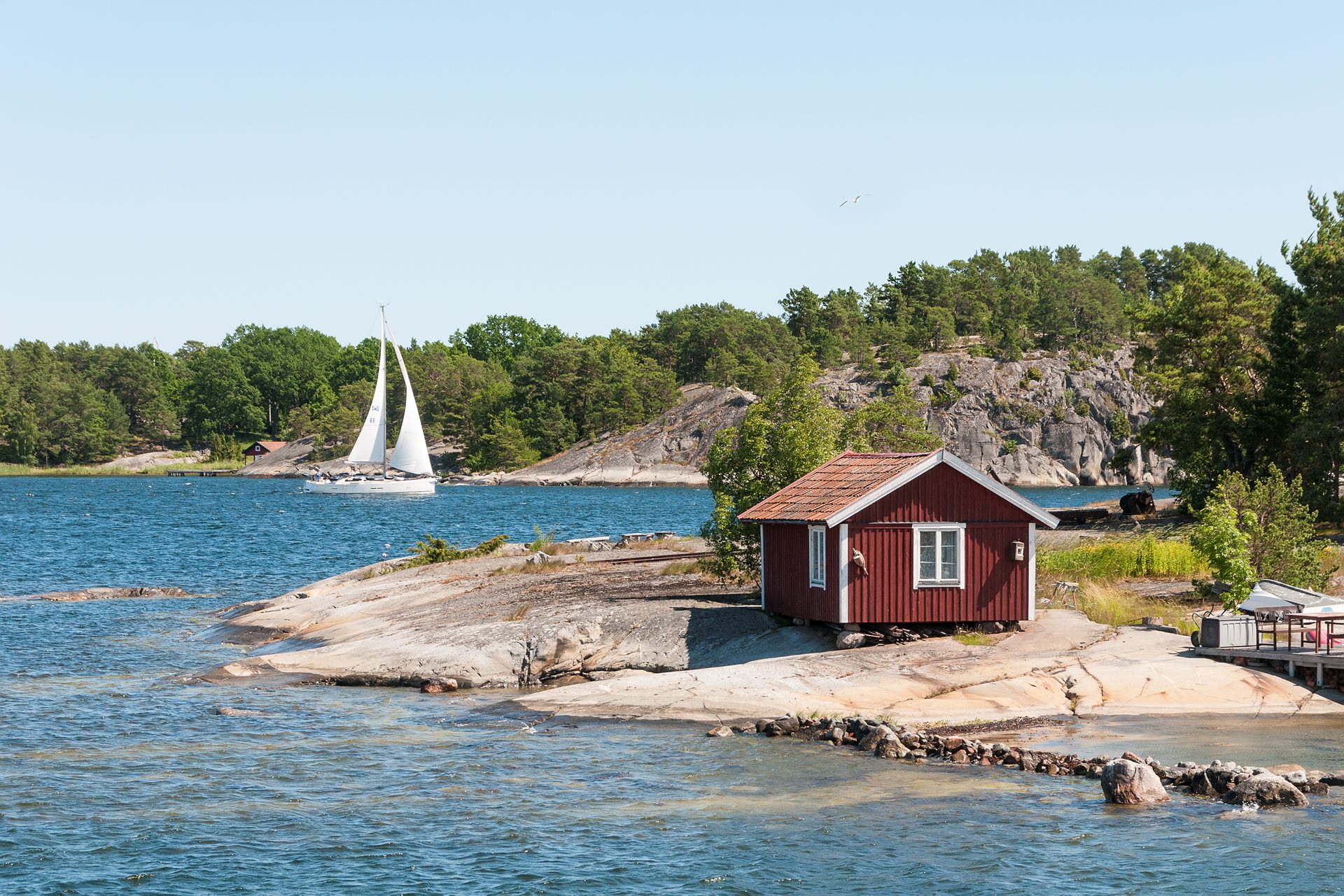 Liten röd stuga på kobbe.
