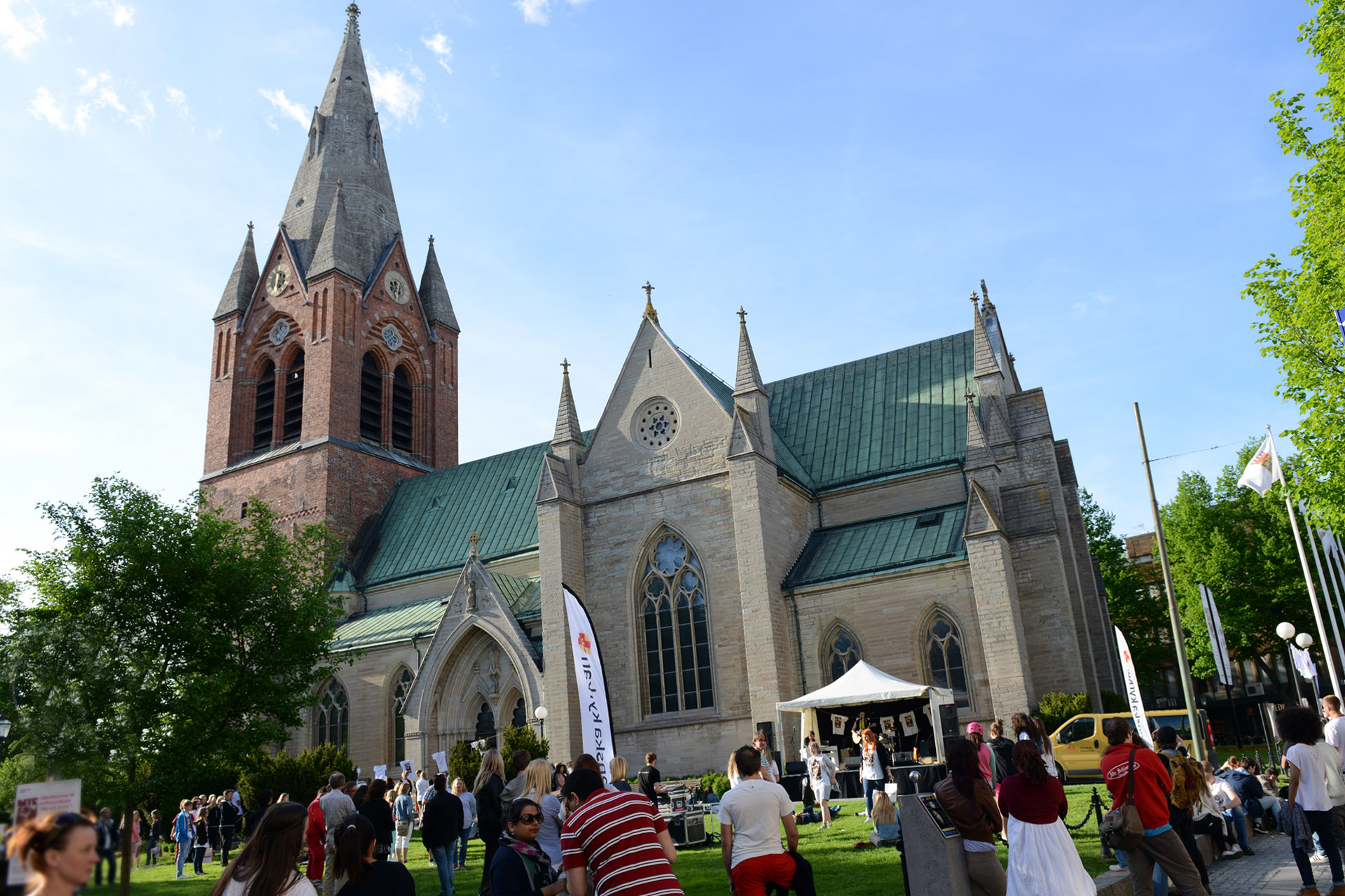 Bilden visar S:t Nicolai kyrka och rörelse på stan. Konfirmander är på festen "Inte som du tror".