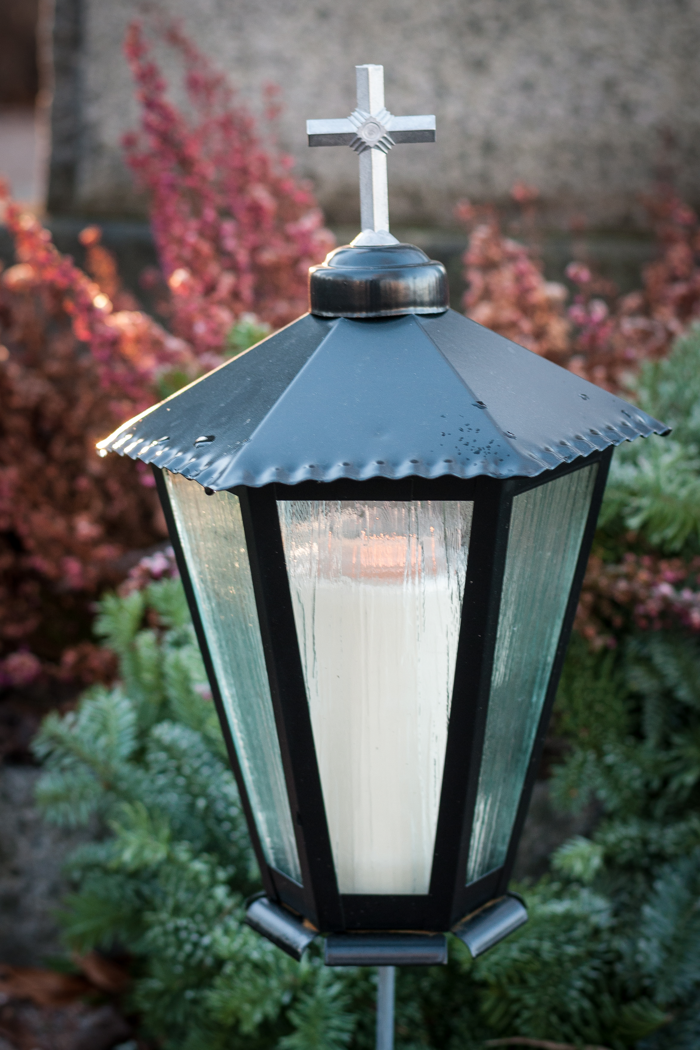 En gravlykta vid en gravsten.