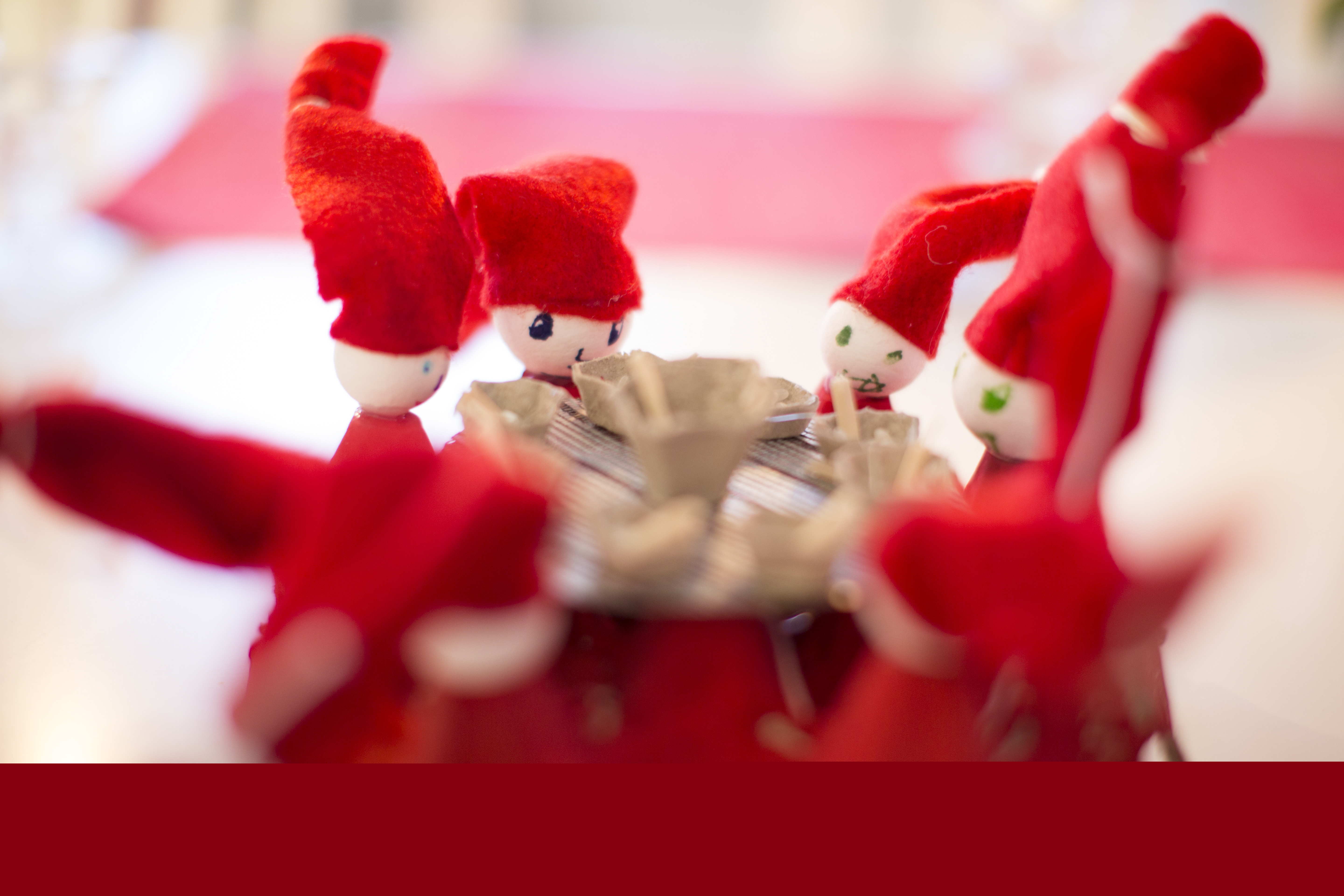 Närbild på några små egengjorda jultomtar.