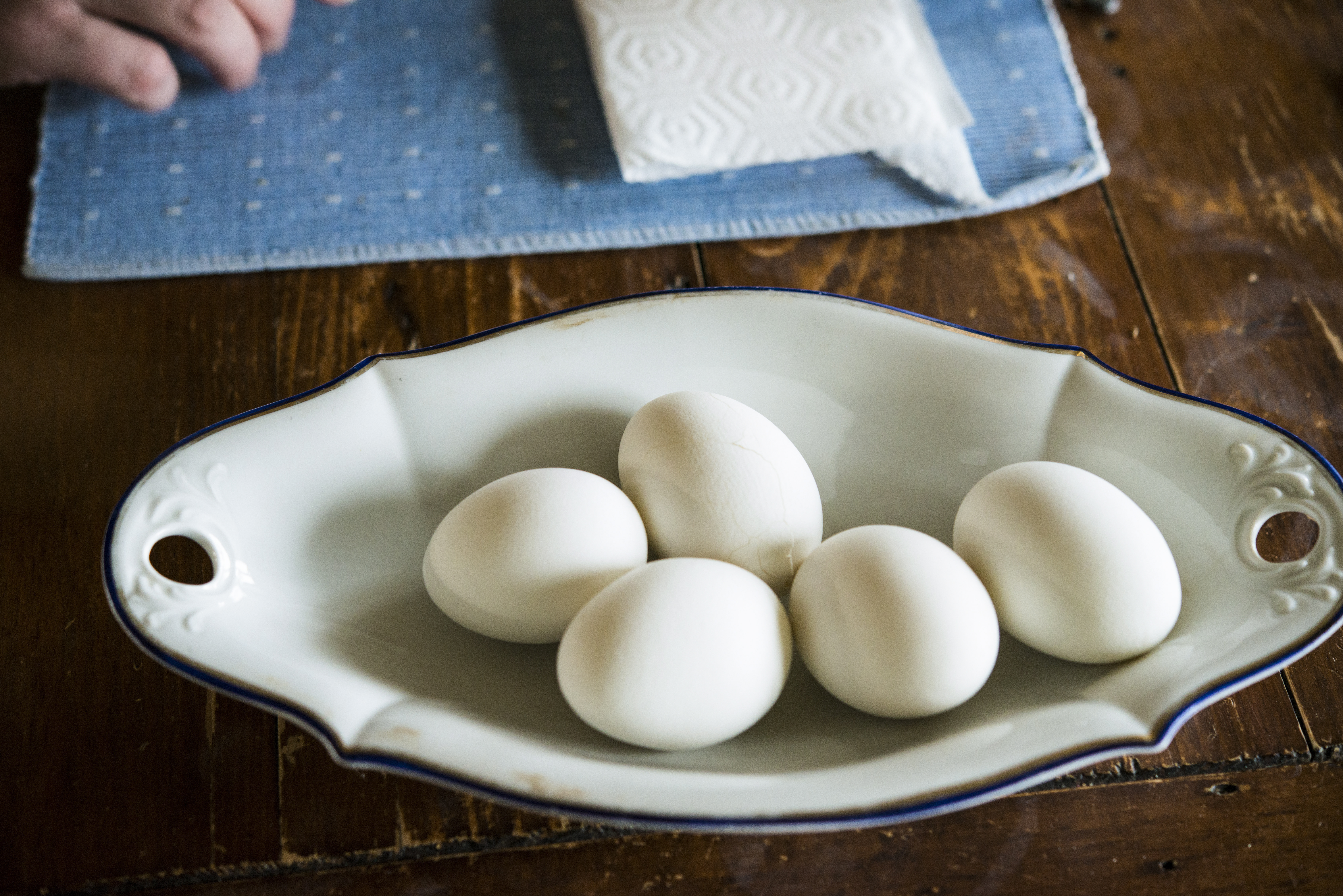 Några ägg på ett fat.