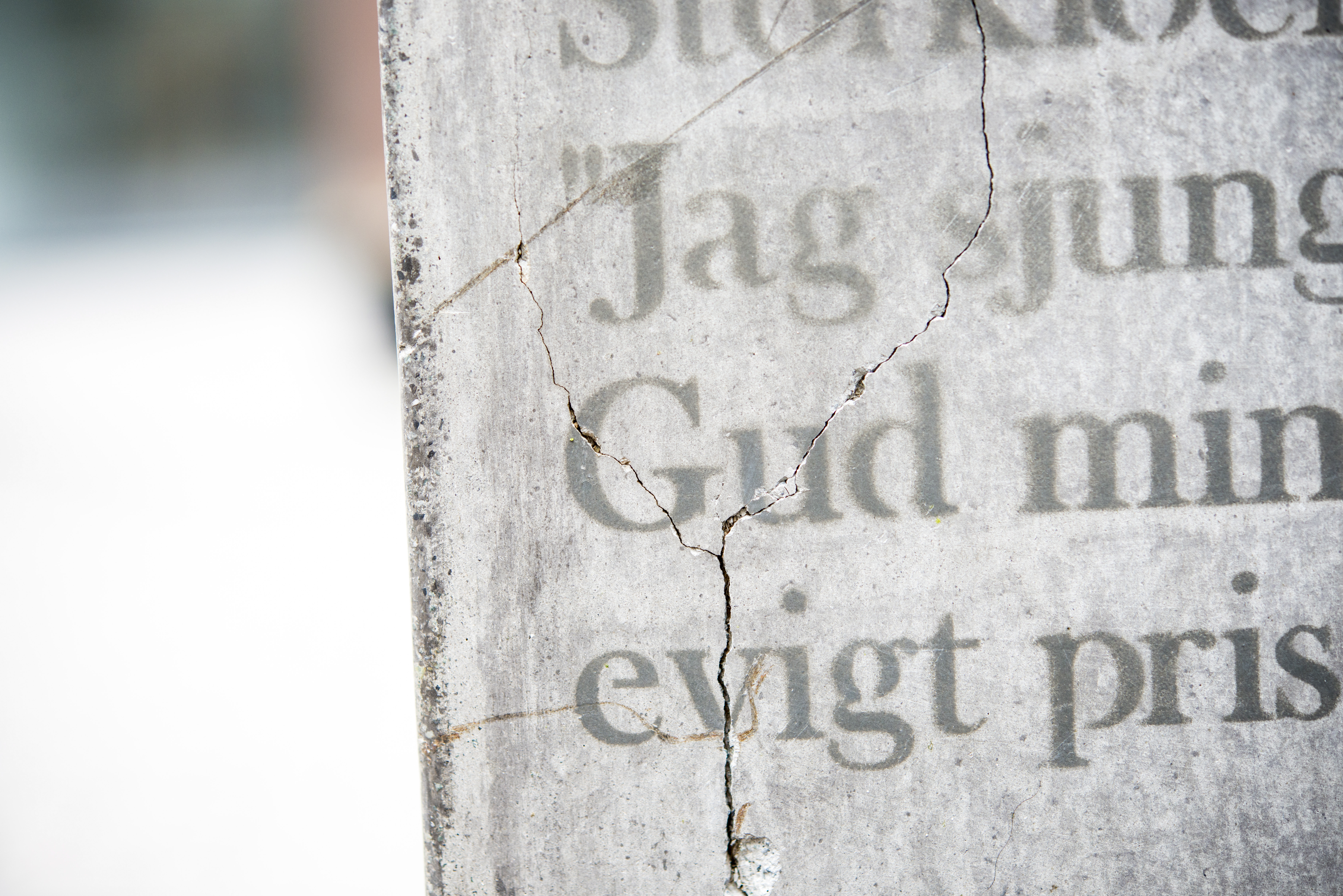 Text på en sprucken sten.