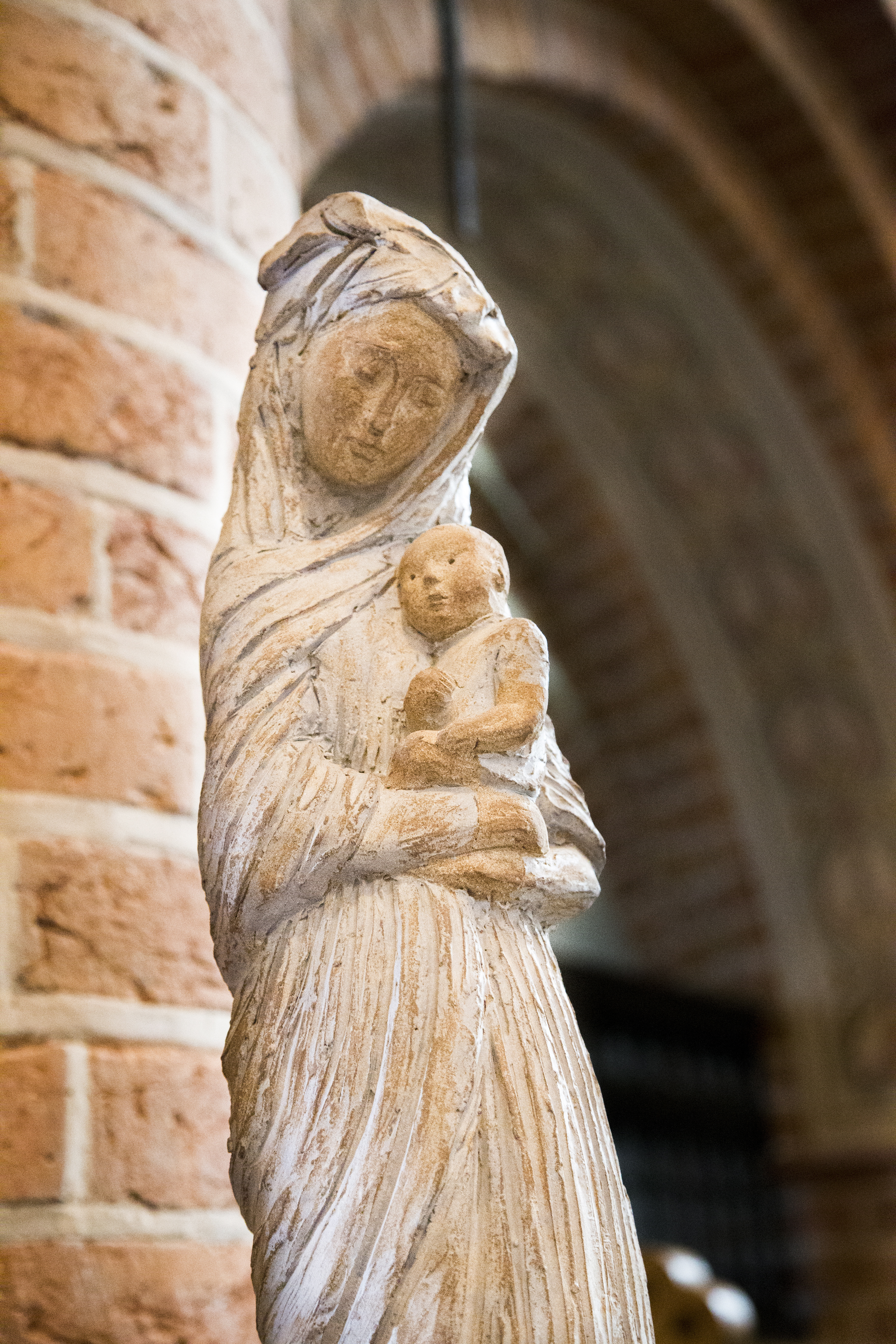 En staty av Maria och Jesusbarnet.