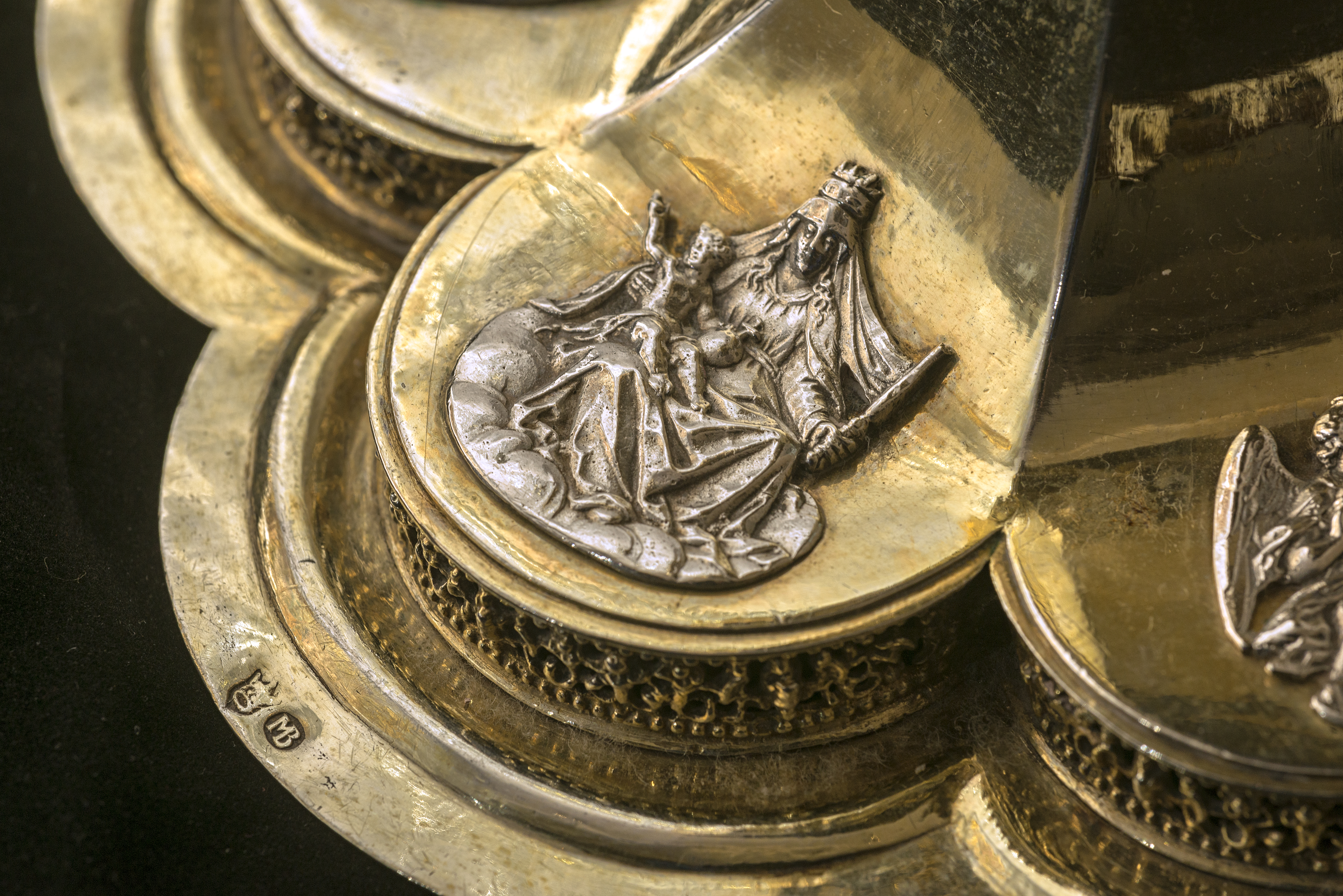 Detalj av nattvardskalk i förgyllt silver.