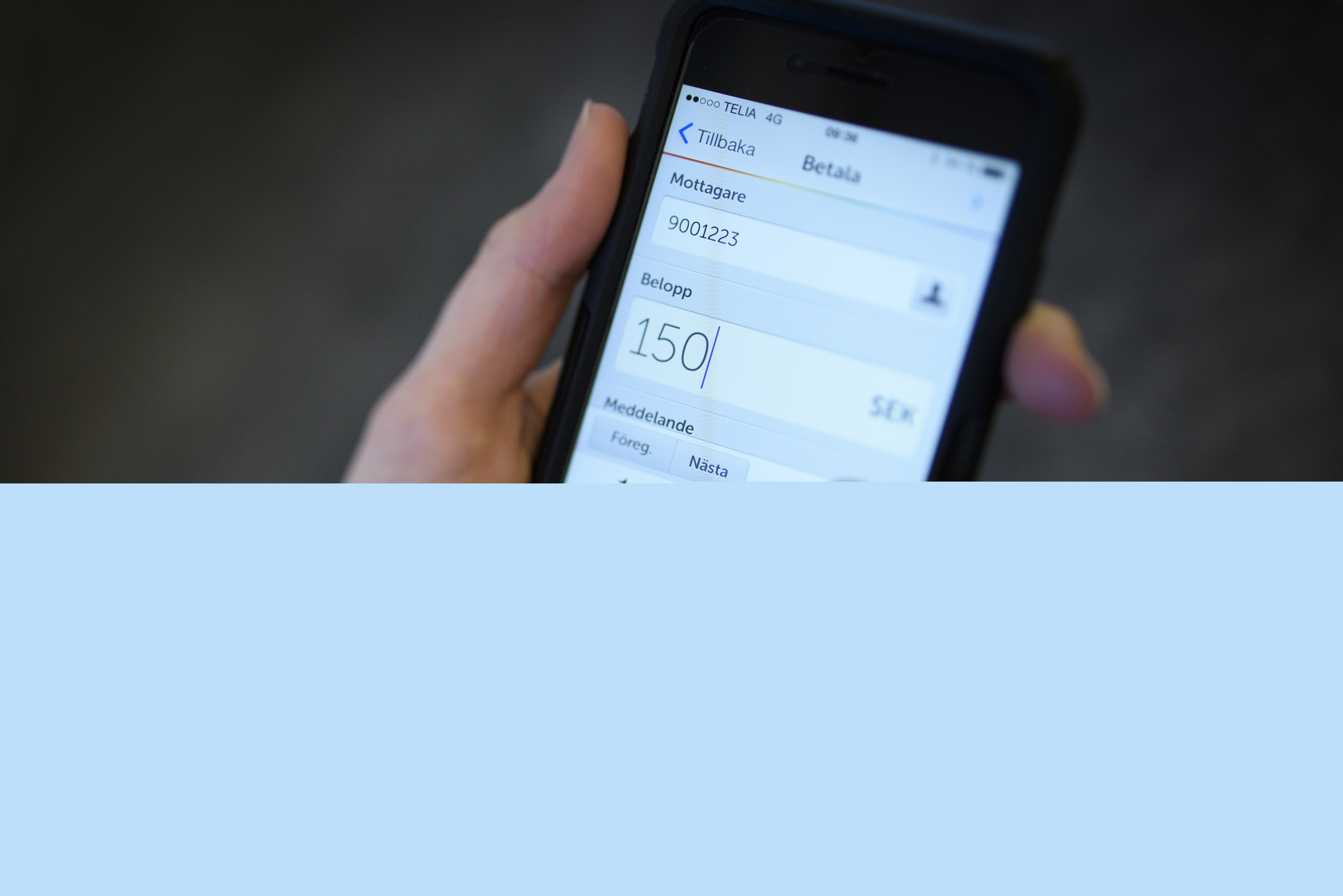 Närbild på någon som swishar från sin mobiltelefon.