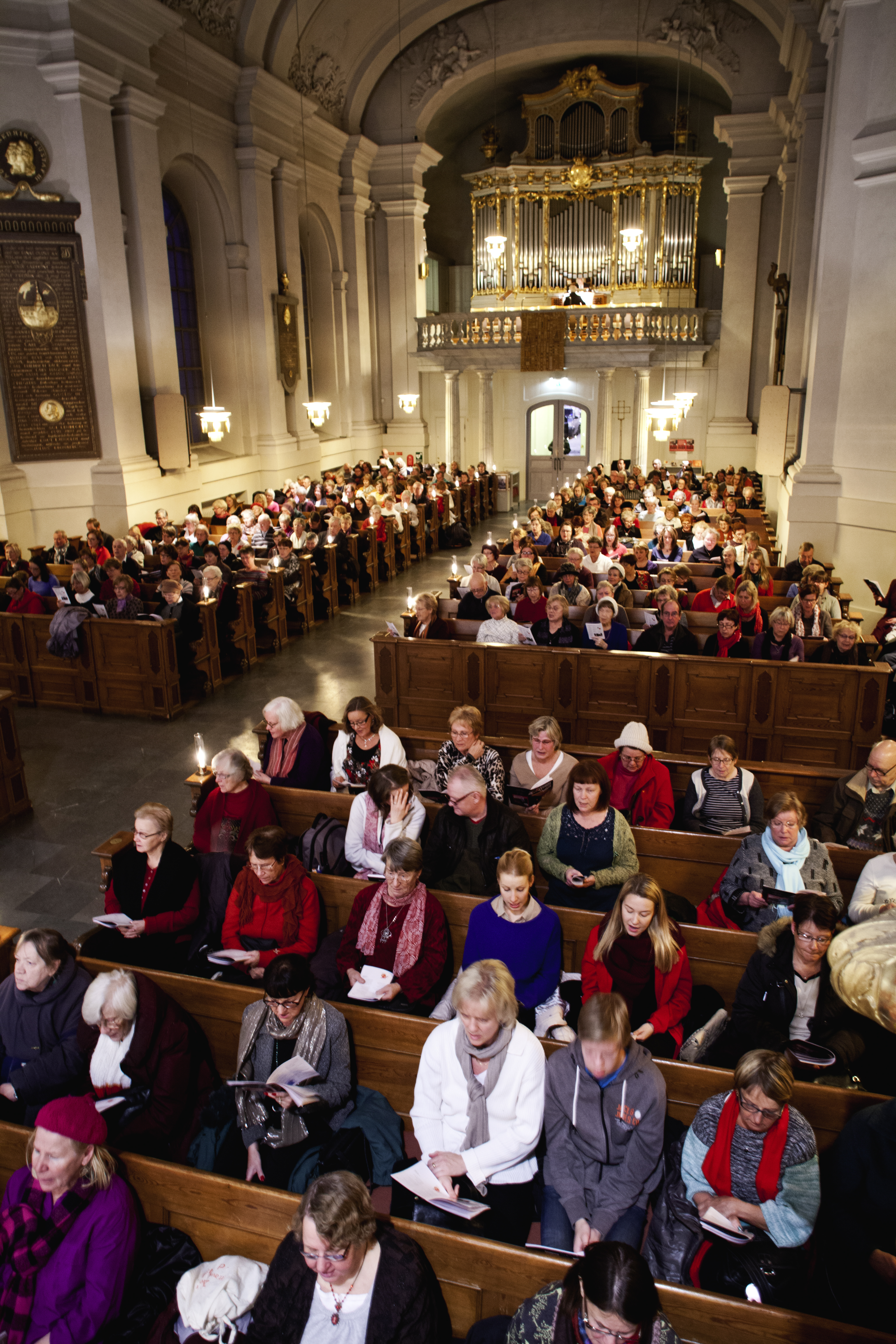 En kyrka full av besökare.