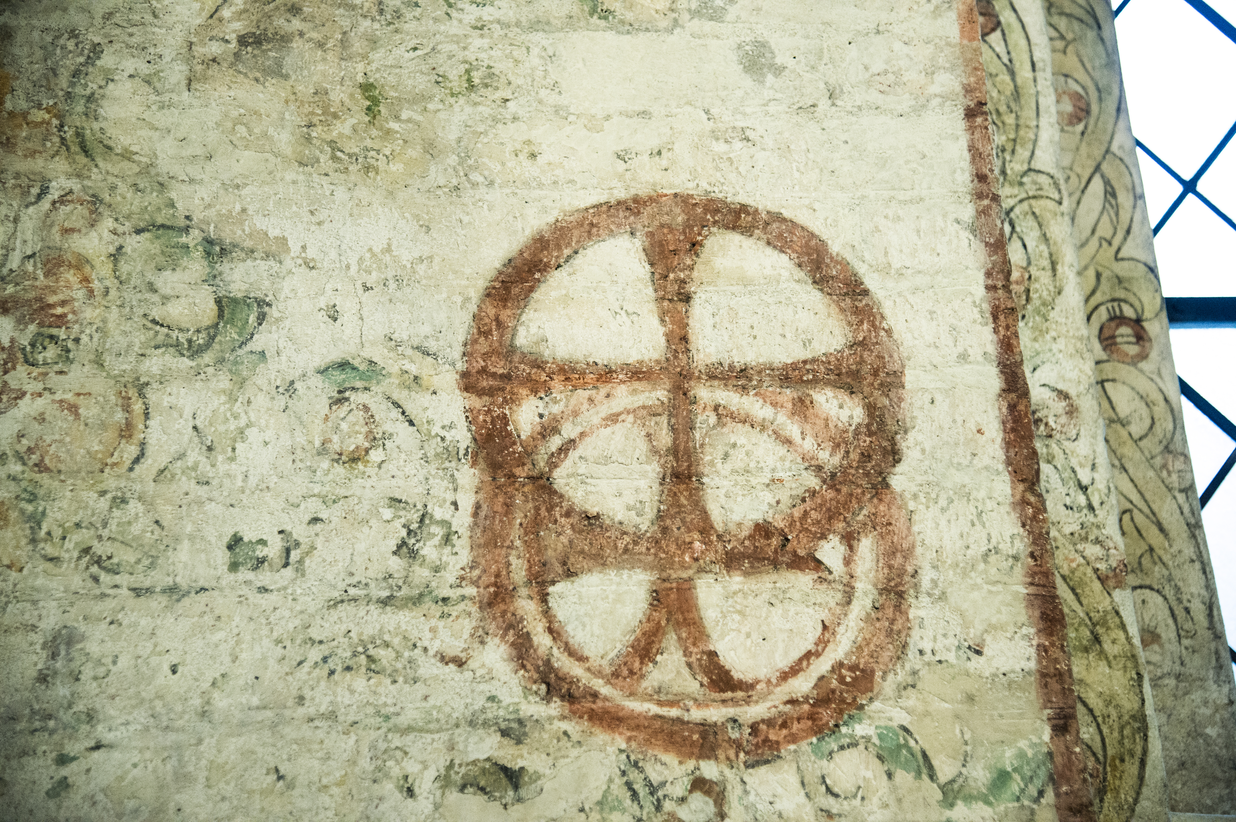 Två koncentrationskors målade på en vägg från medeltiden.