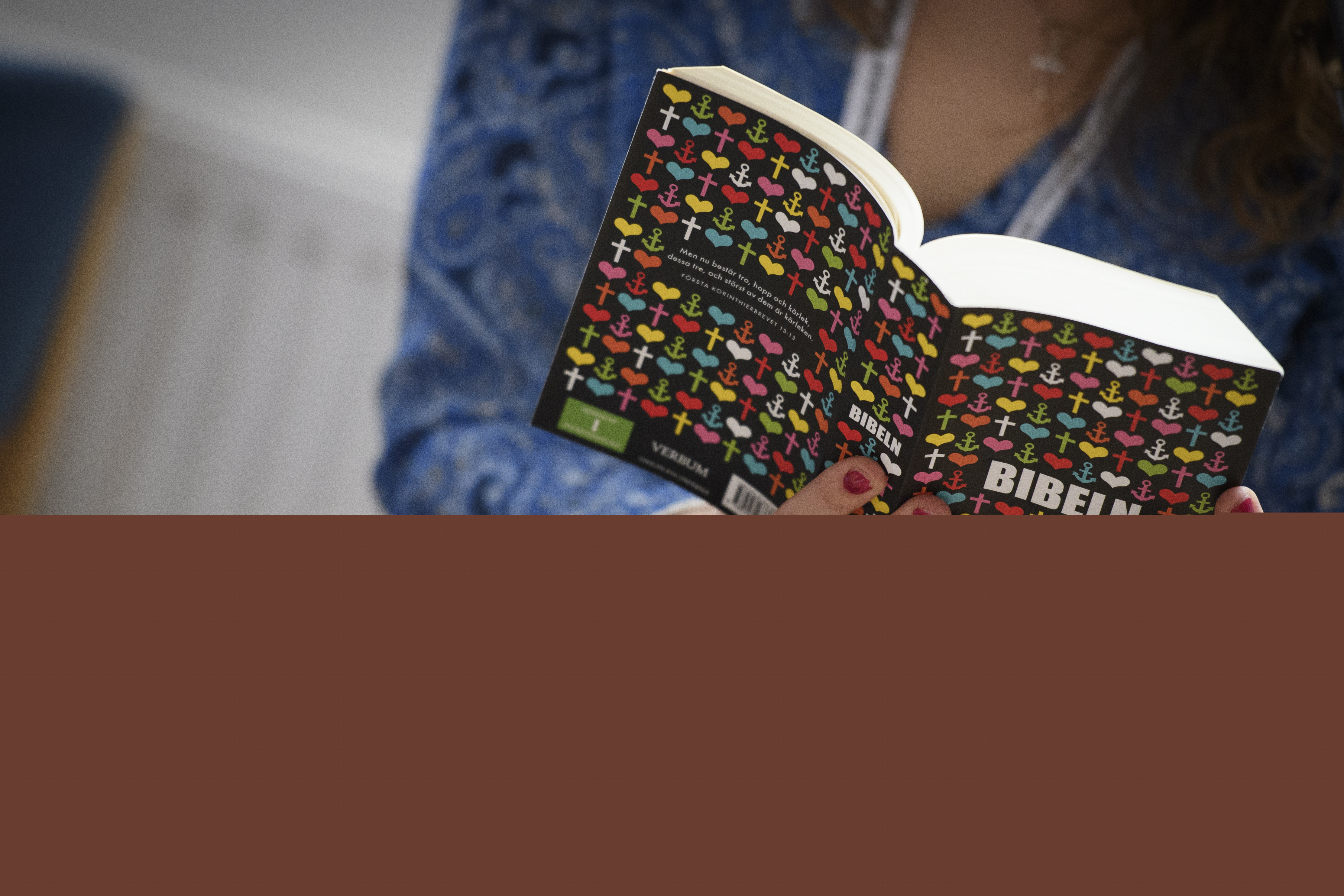 En kvinna läser en bibel.