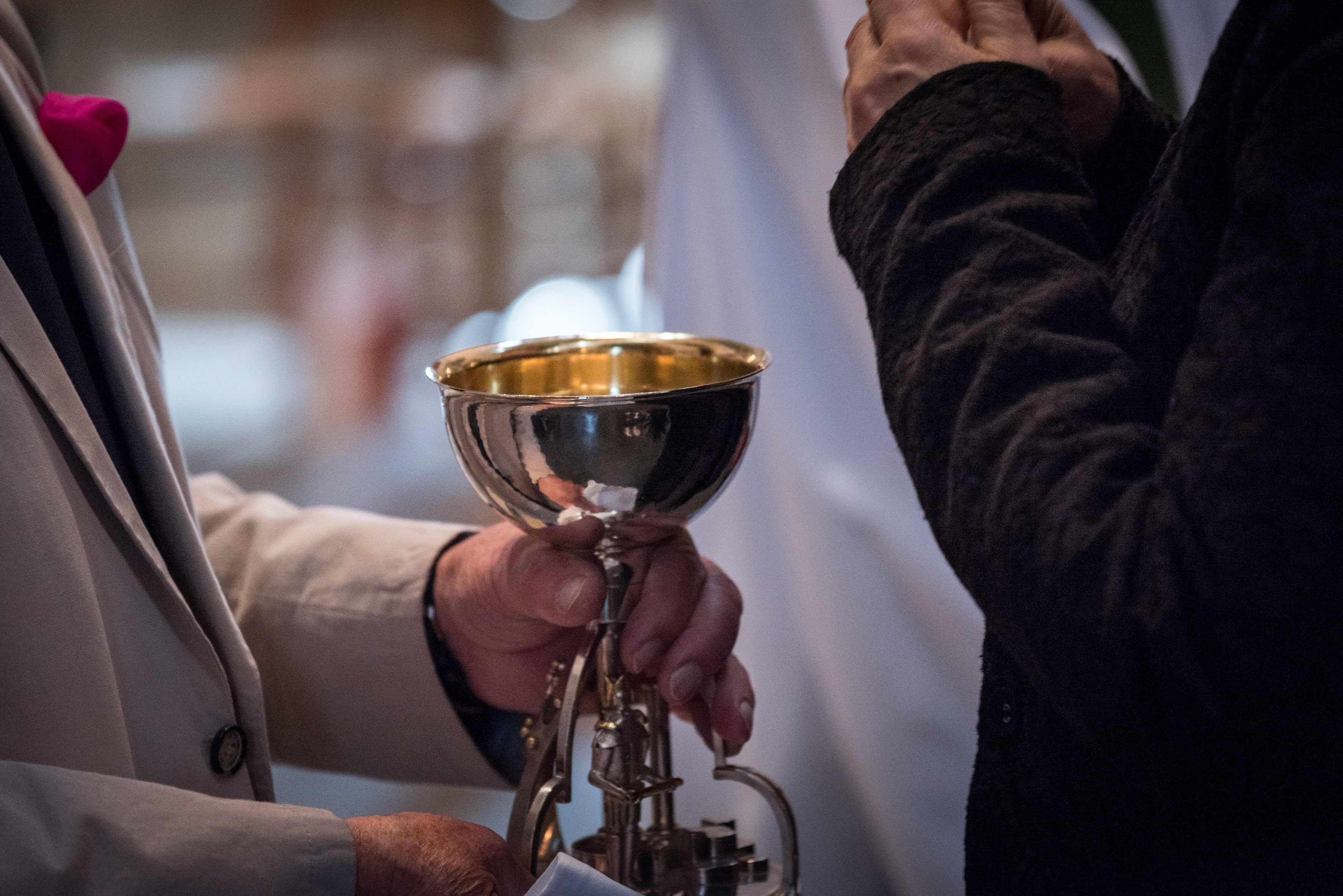 Någon håller i en nattvardskalk.