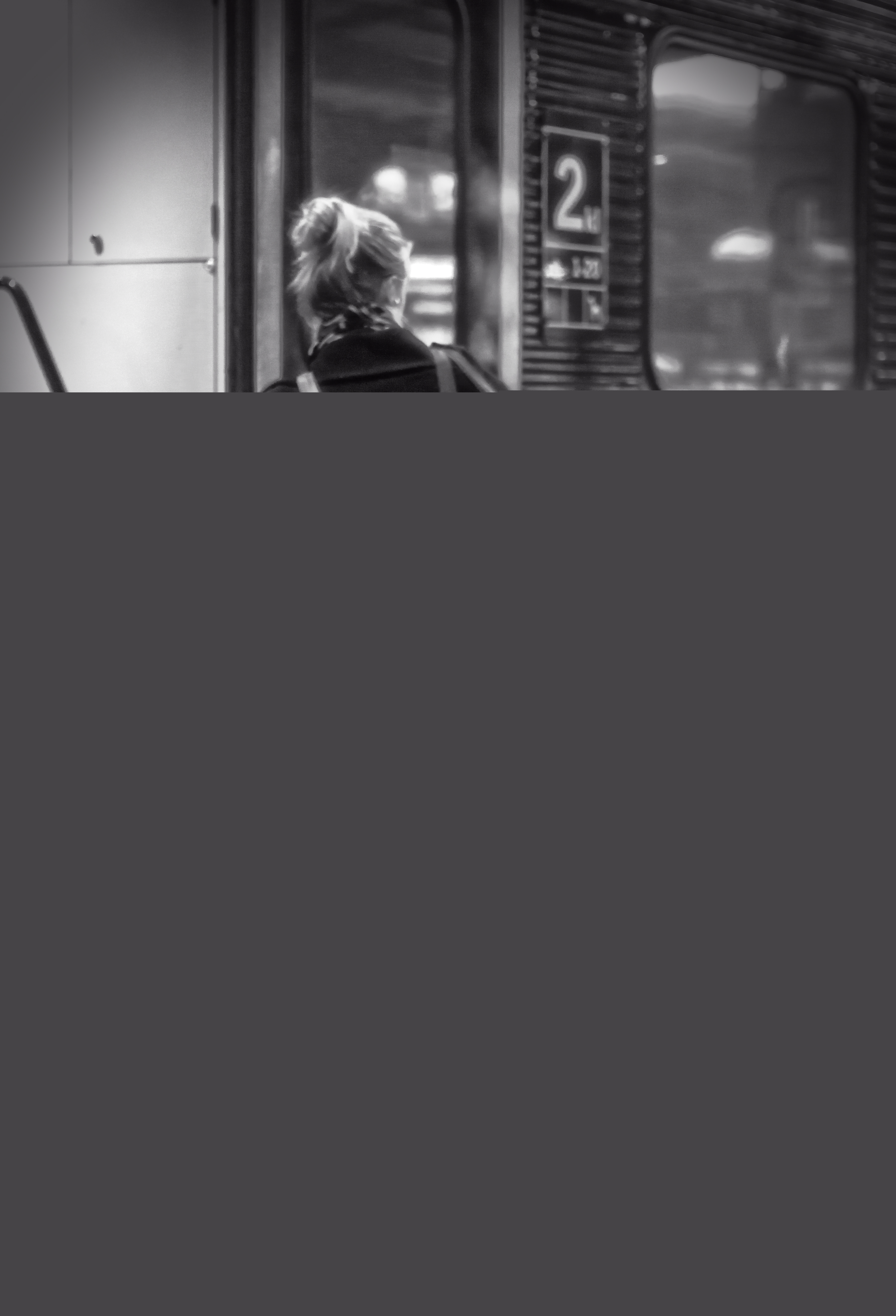 Svartvit bild på en kvinna som ska kliva på ett tåg från perrongen.