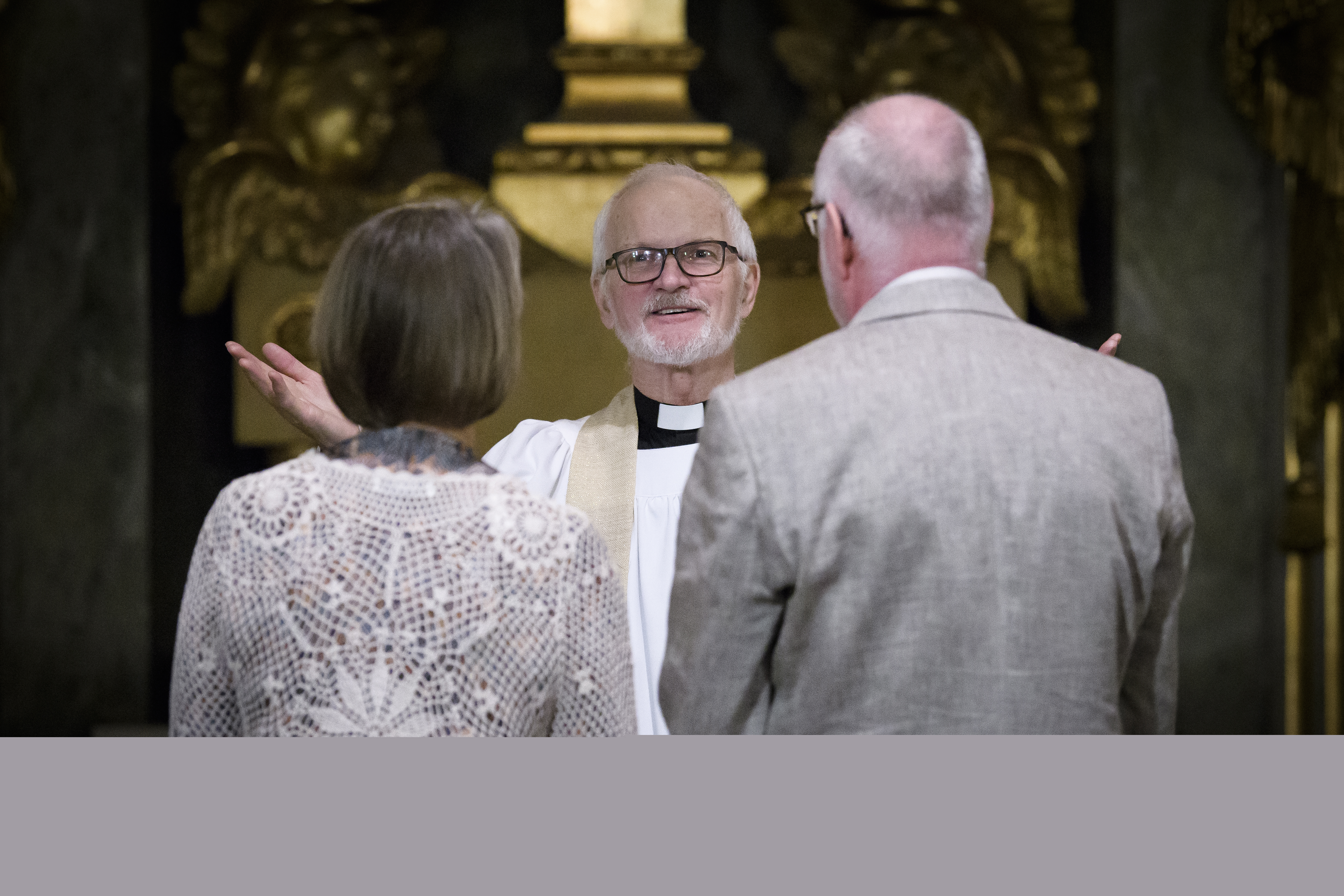 Ett äldre brudpar vigs av en manlig präst.