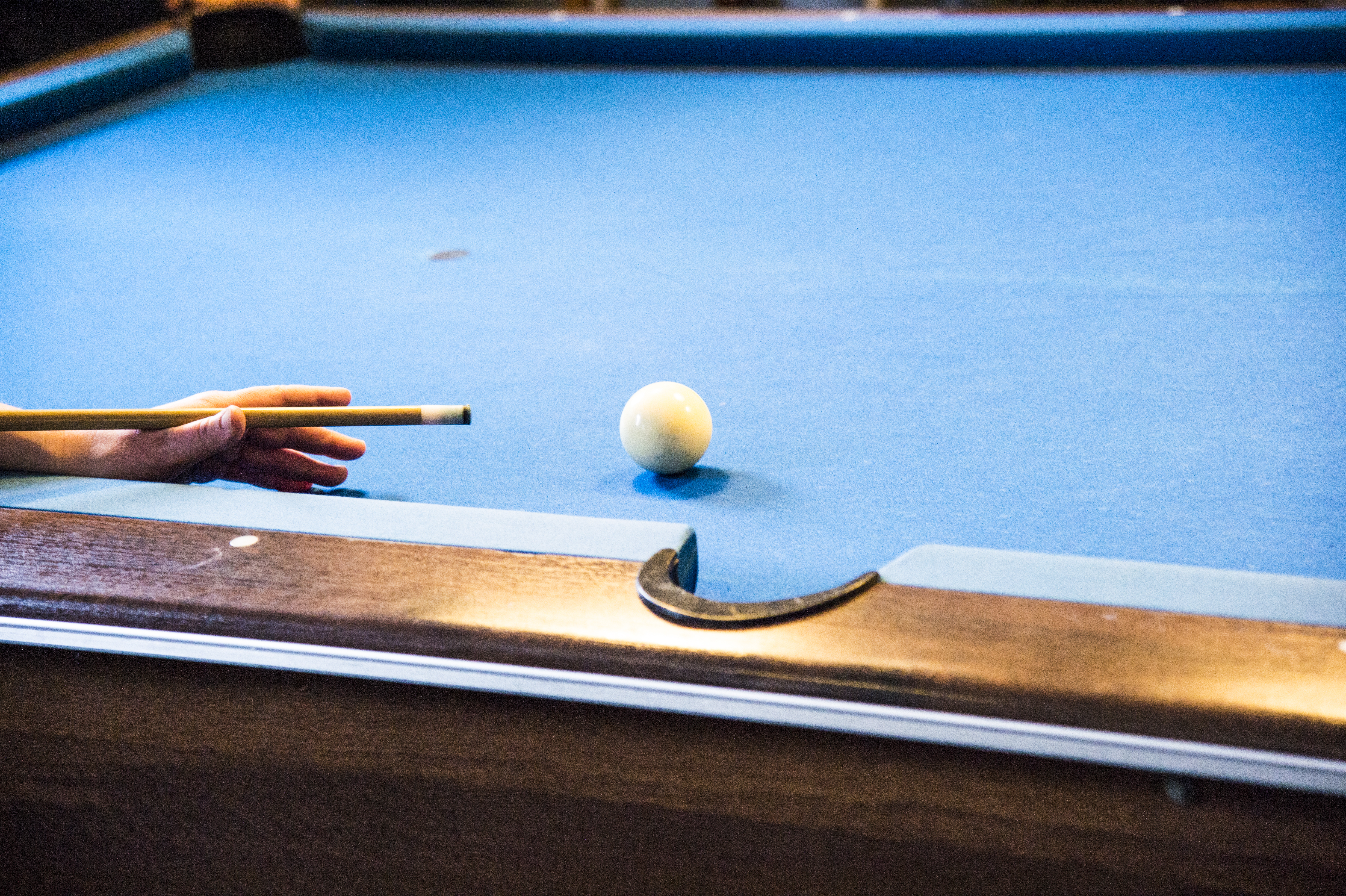 Någon spelar biljard.