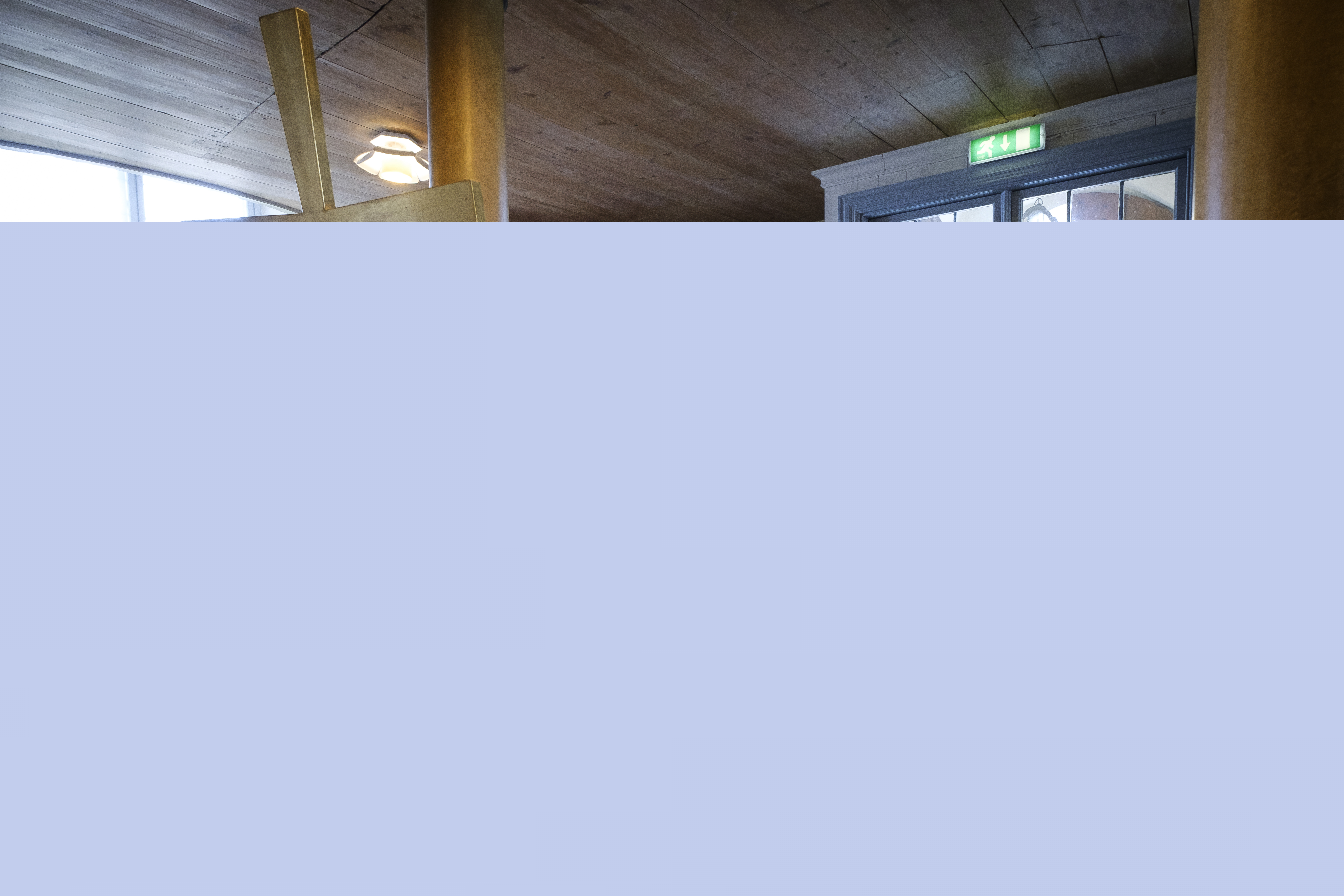 Sex personer gör sig redo för procession genom kyrkan.