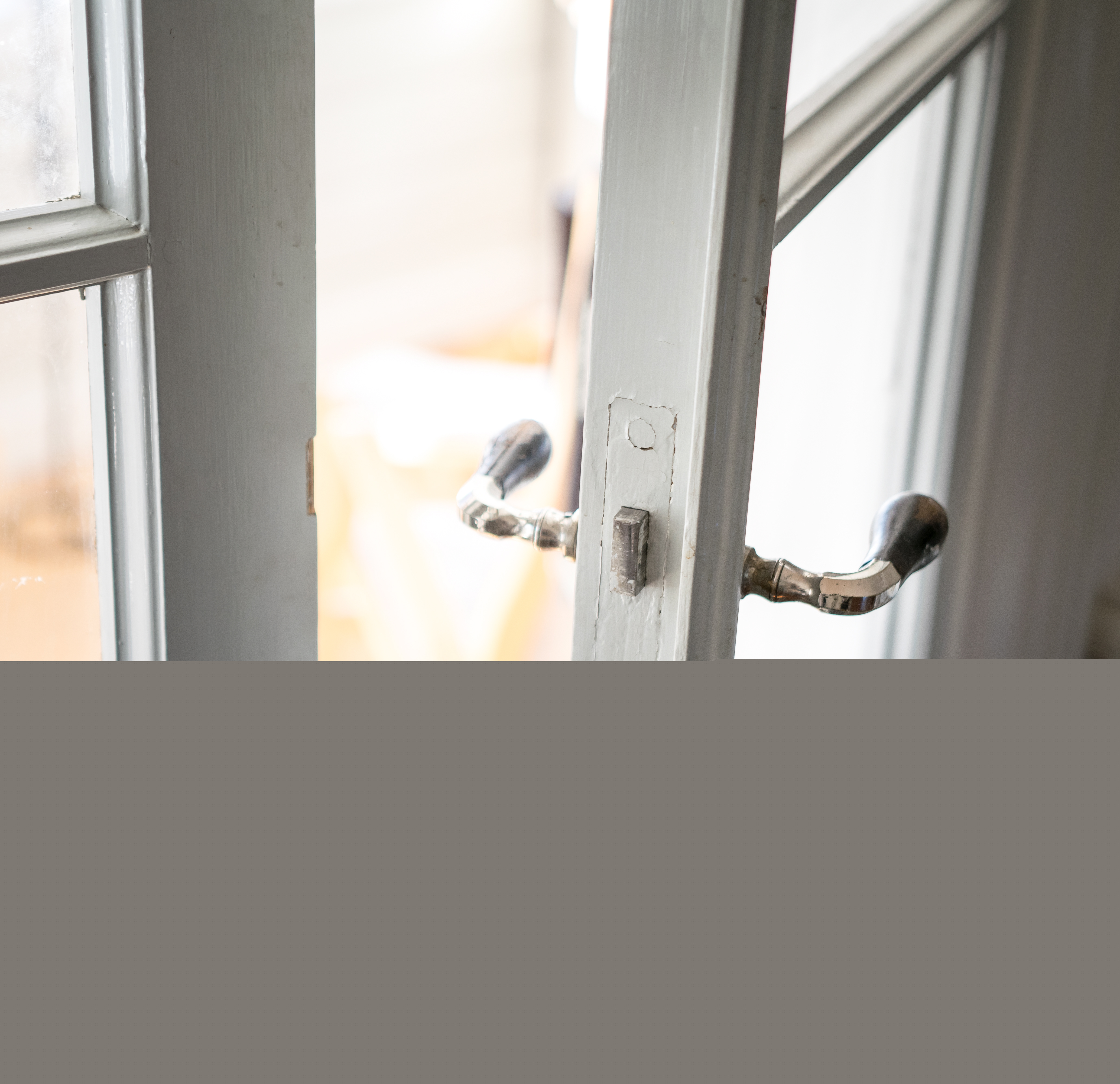 En dörr på glänt.