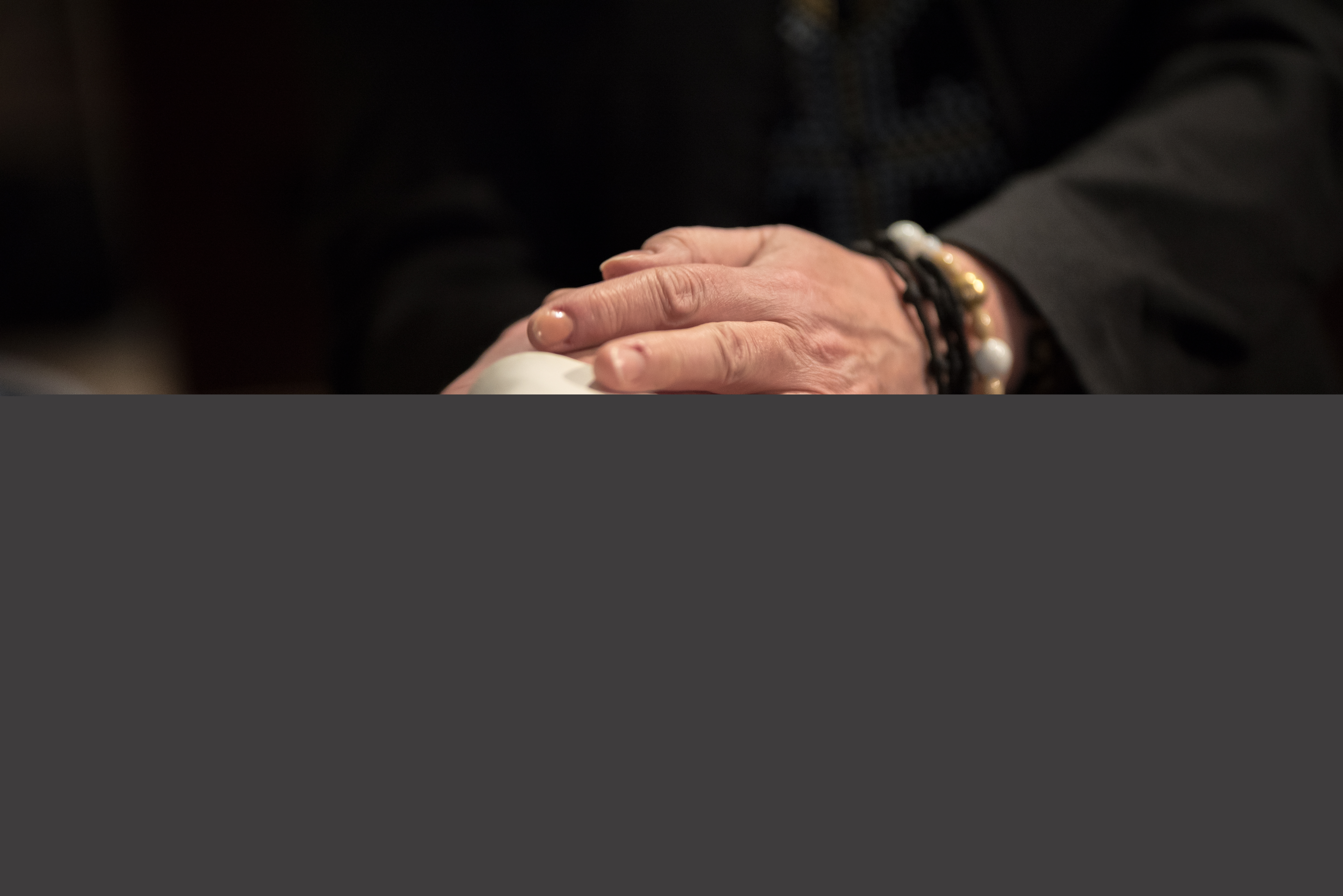 Två personer håller i varandras händer.