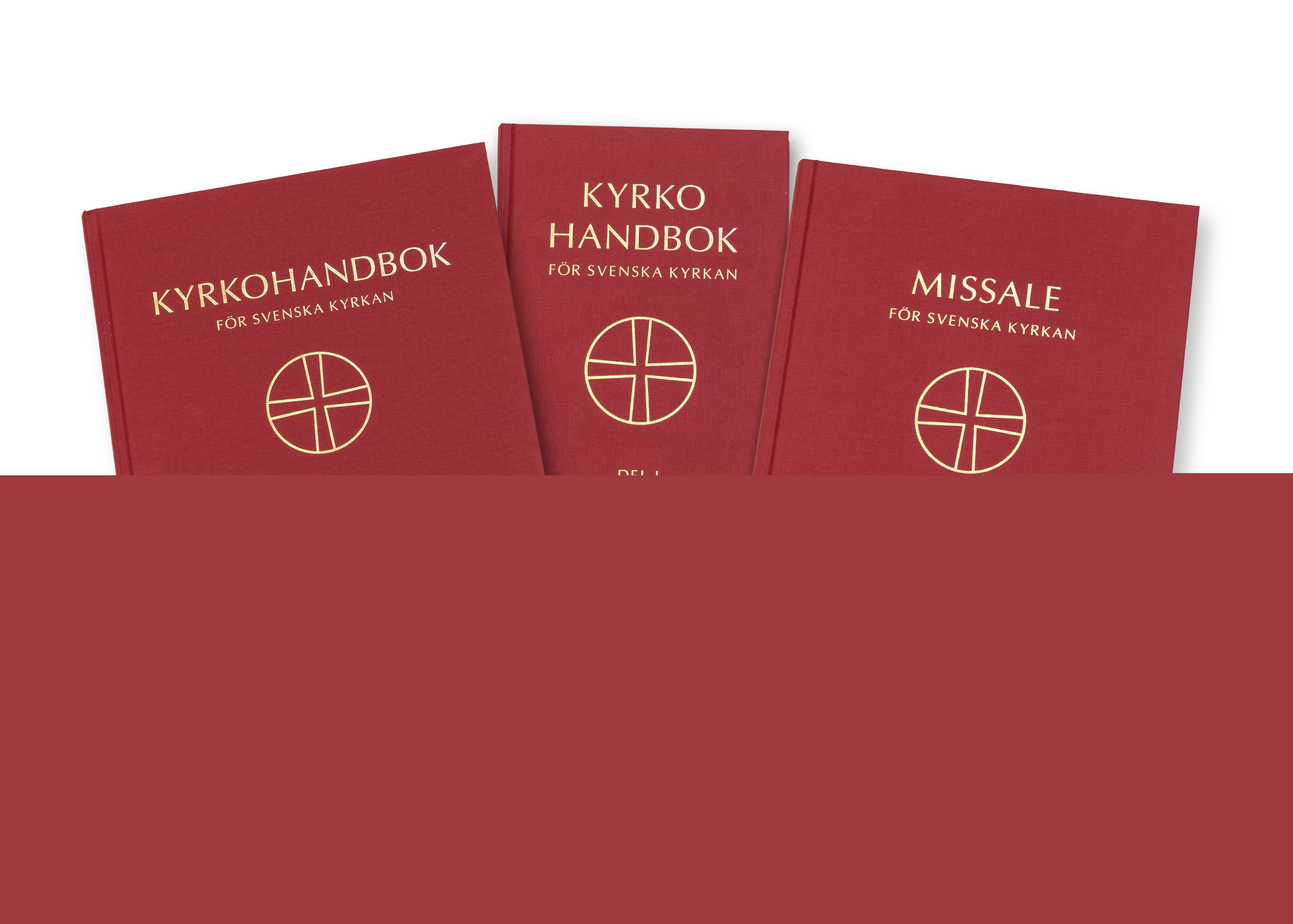 Tre kyrkoböcker med röda pärmar ligger på varandra.