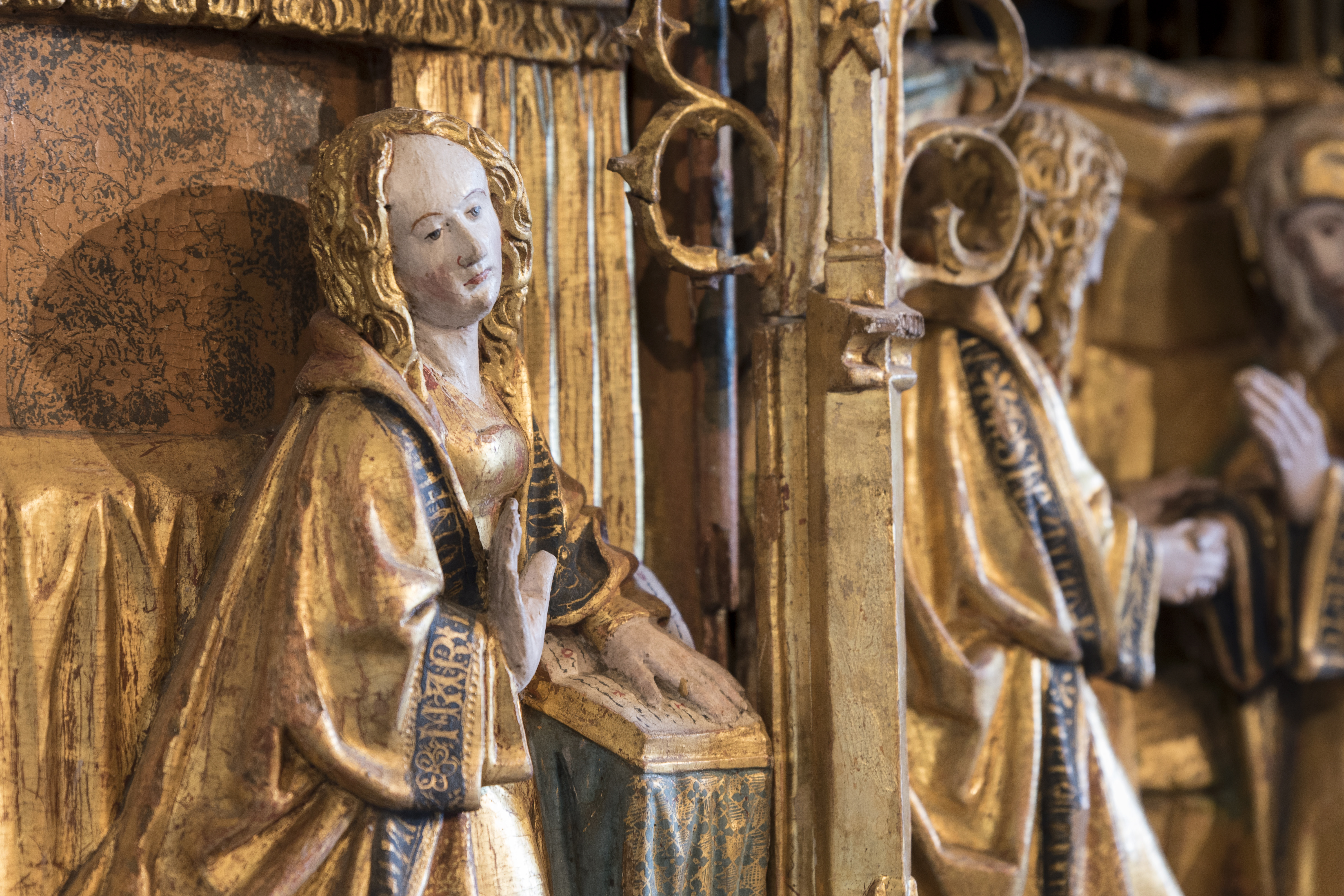 Detalj från ett altarskåp i förgyllt trä.