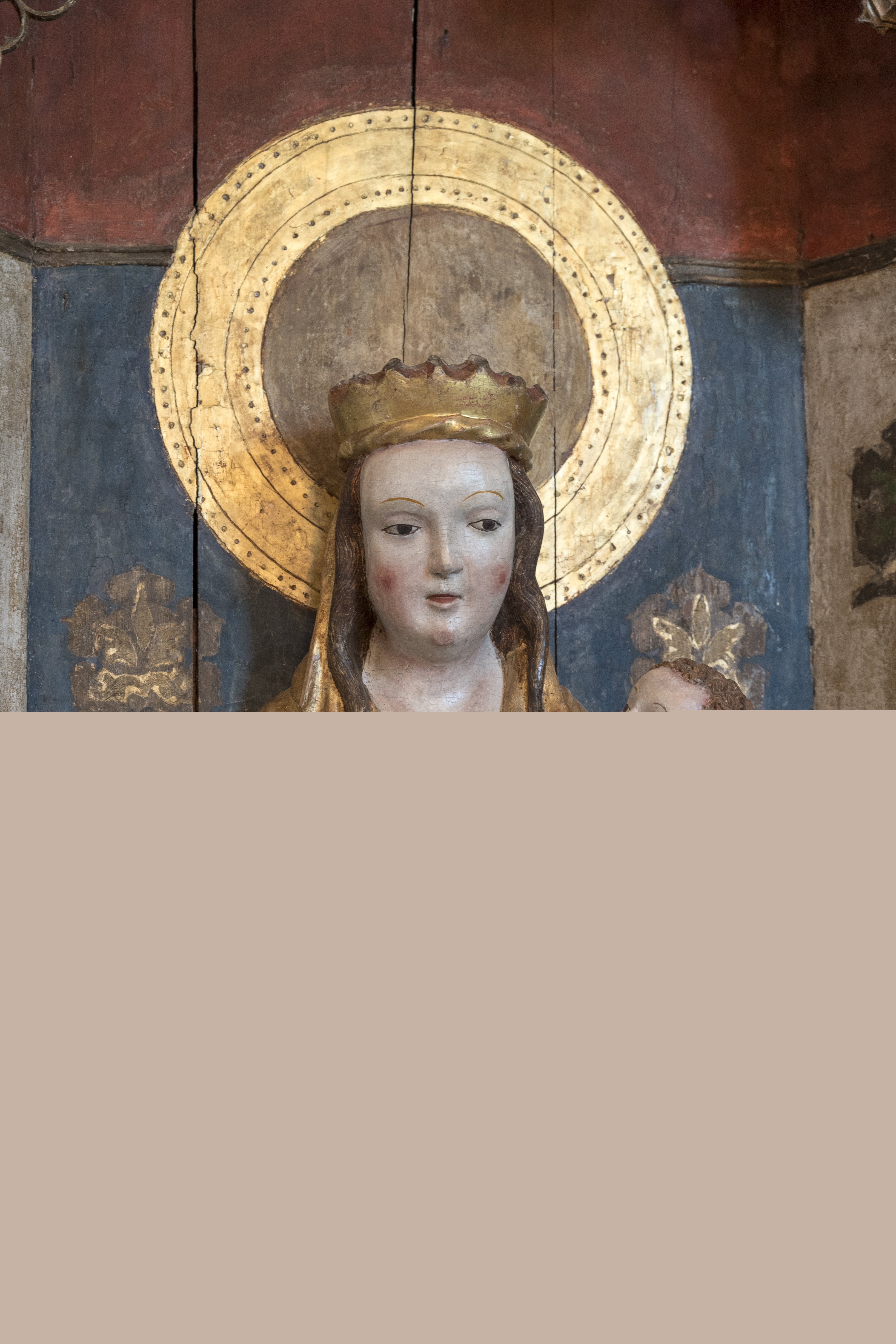 En träskulptur som föreställer Jungfru Maria med Jesusbarnet.