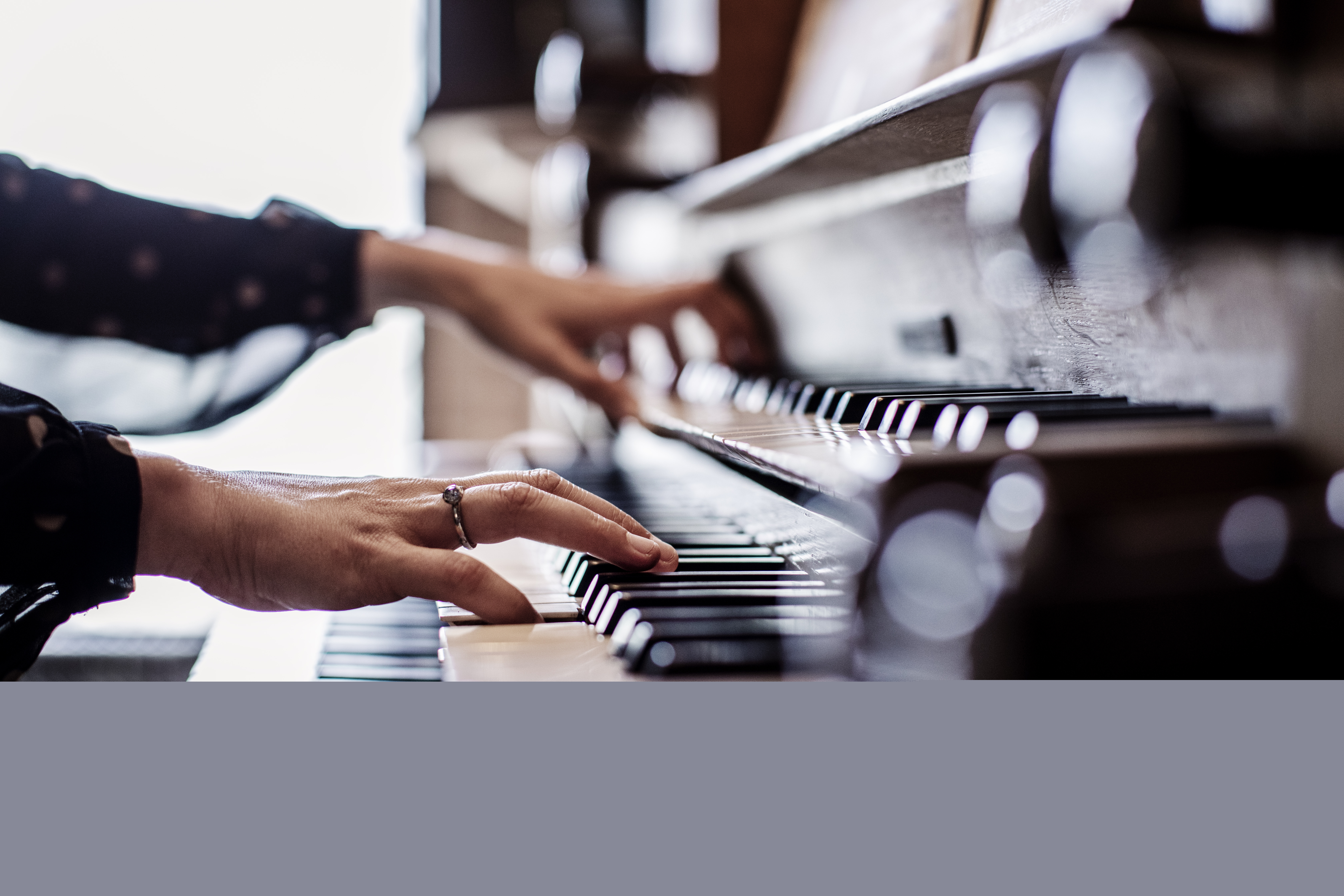 Någon spelar kyrkorgel.