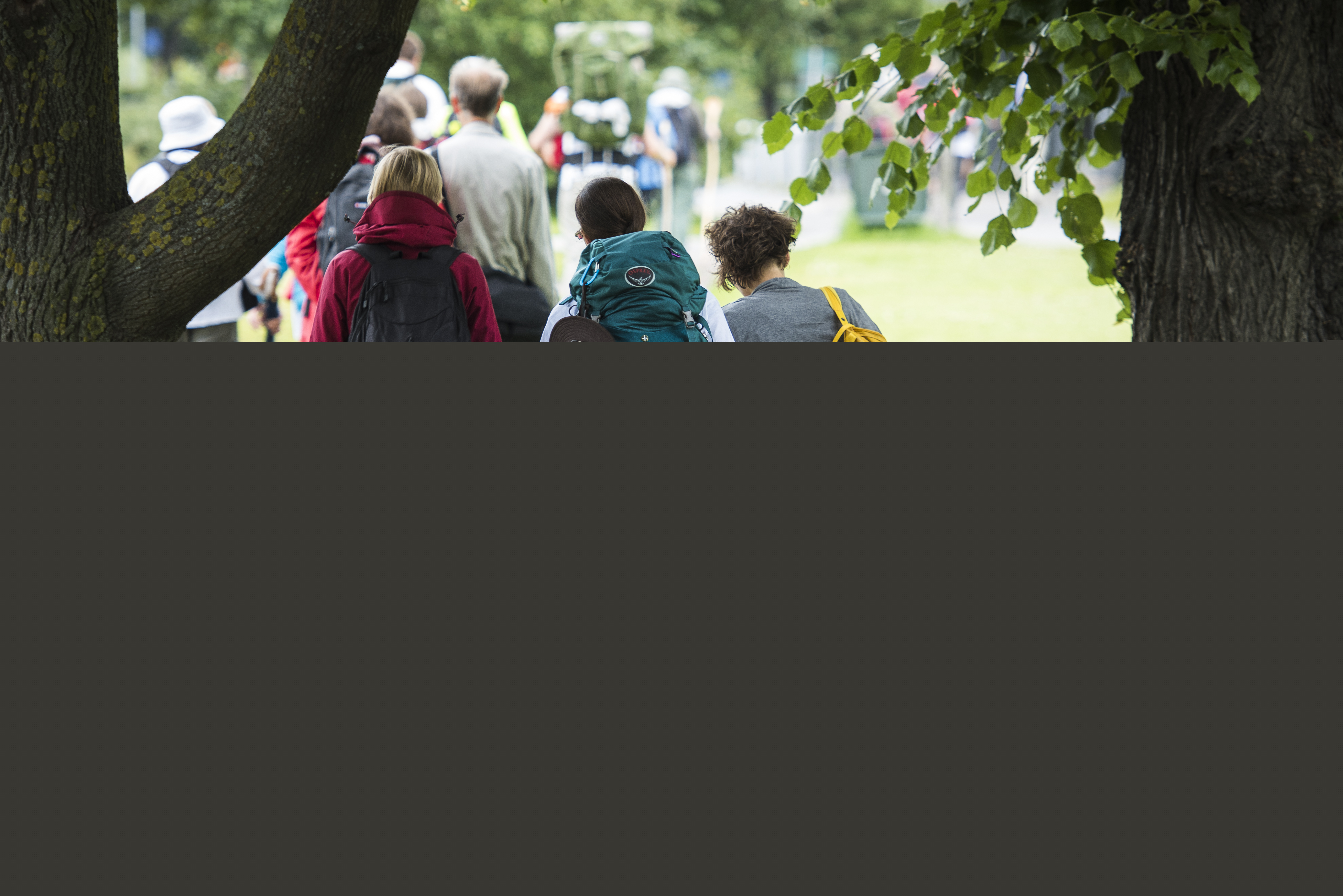 Några människor går genom en park.